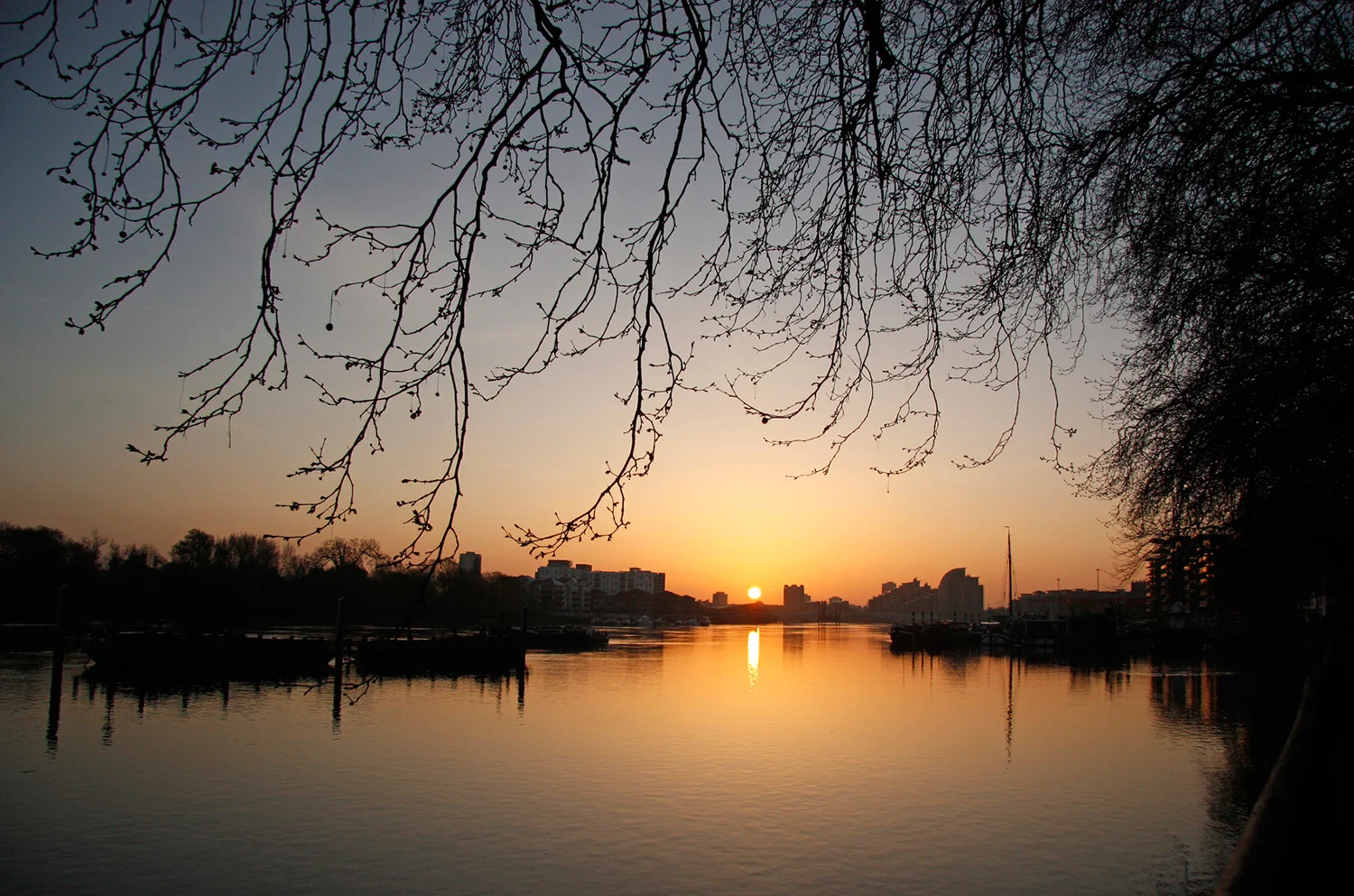 River Thames at dawn from Wandsworth Park April 2010 033 R.jpg