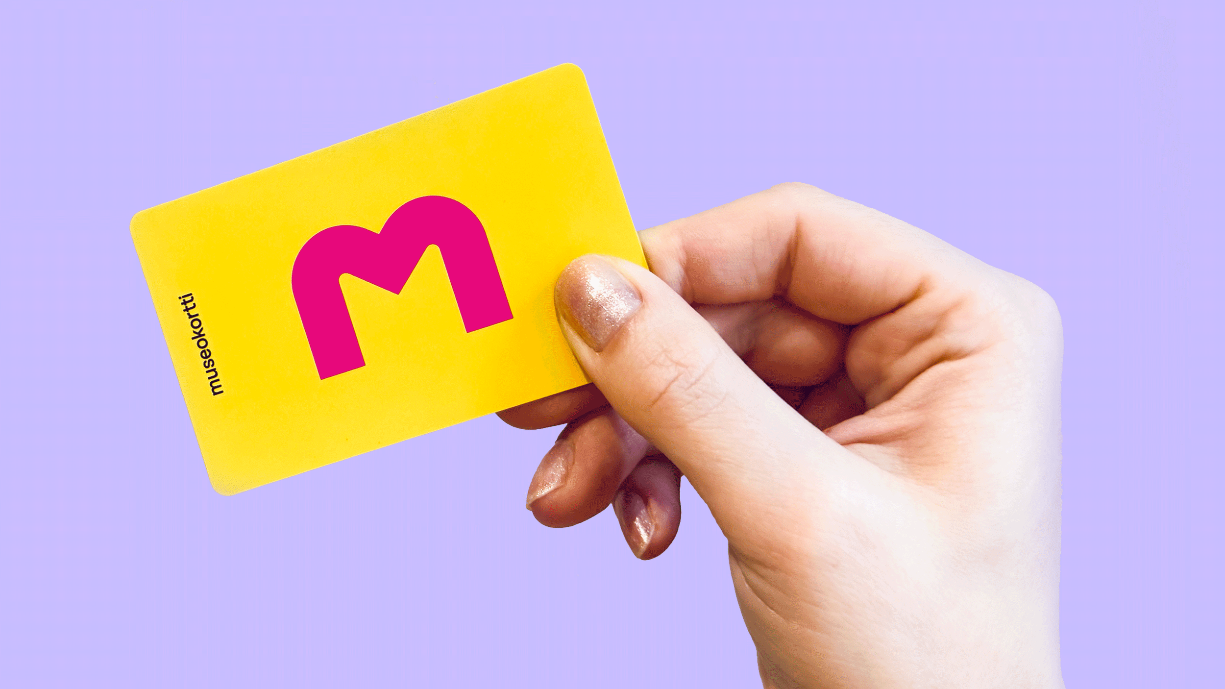 Käsi, joka pitelee museokorttia