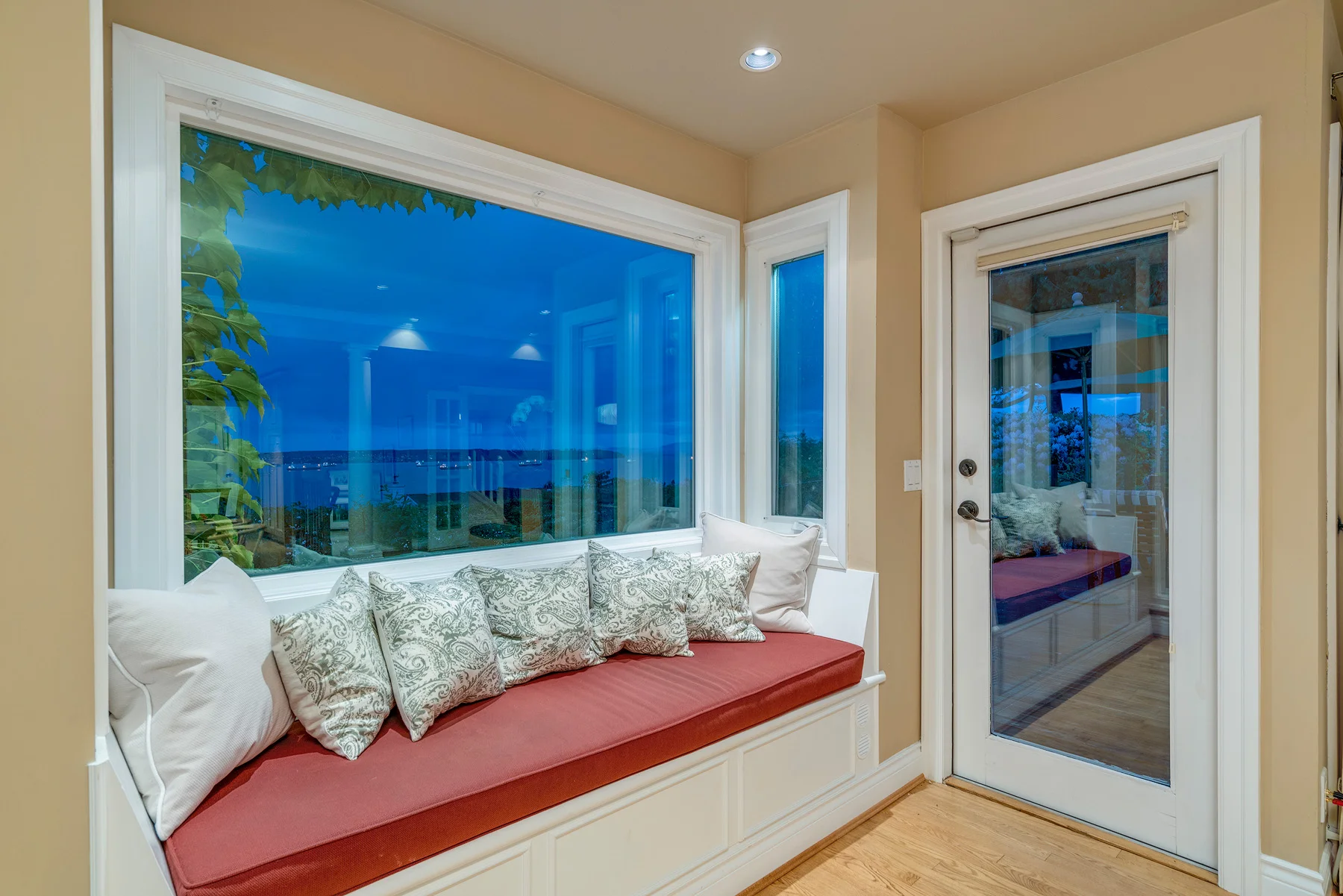 2286-Ottawa-Avenue-360hometours-09s.jpg