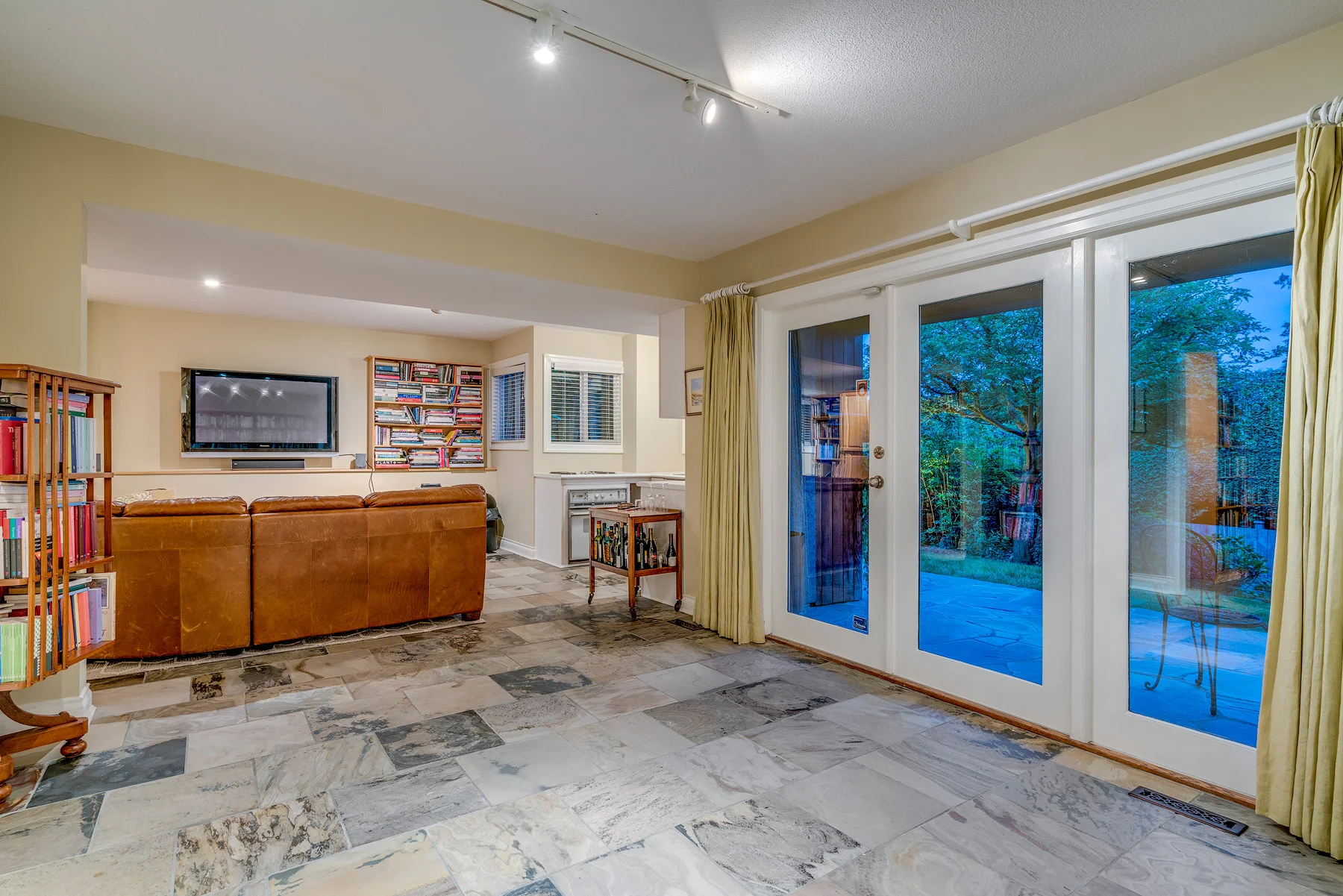 2286-Ottawa-Avenue-360hometours-29s.jpg