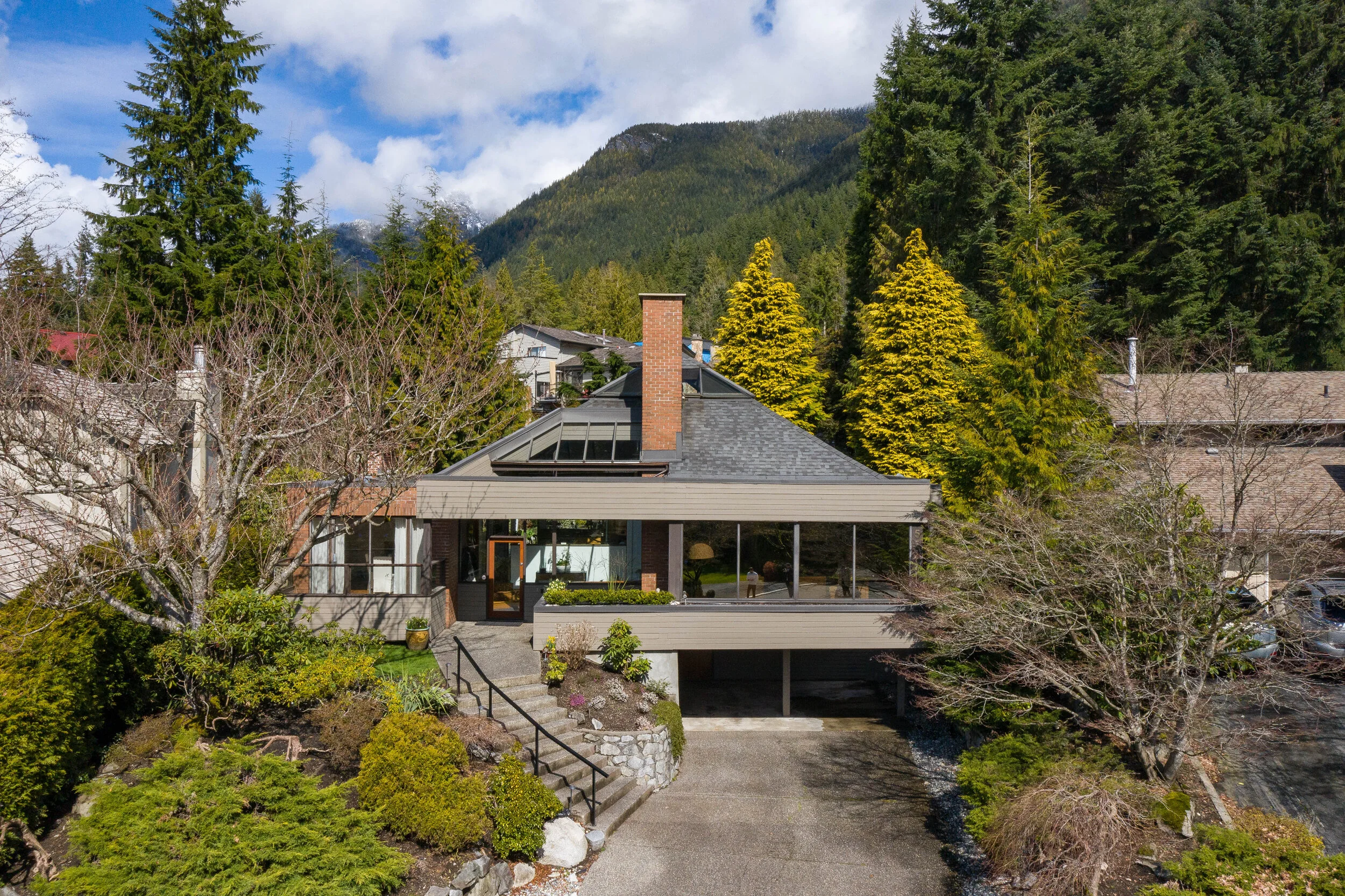 5537 Cliffridge Place, North Vancouver