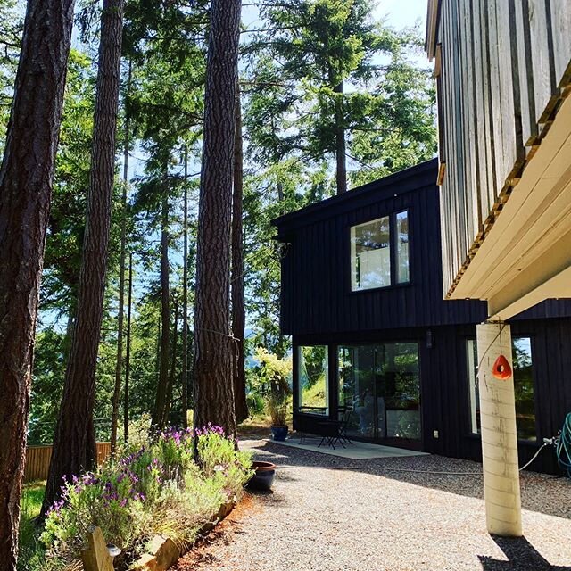 Oh my, our Salt Spring Island Hank Schubart beauty just had a gorgeous face lift. Black is back!

Reach out if you'd like a tour or more info! 
#westcoastmodernism #hankshubart #midcenturyhome #saltspringisland