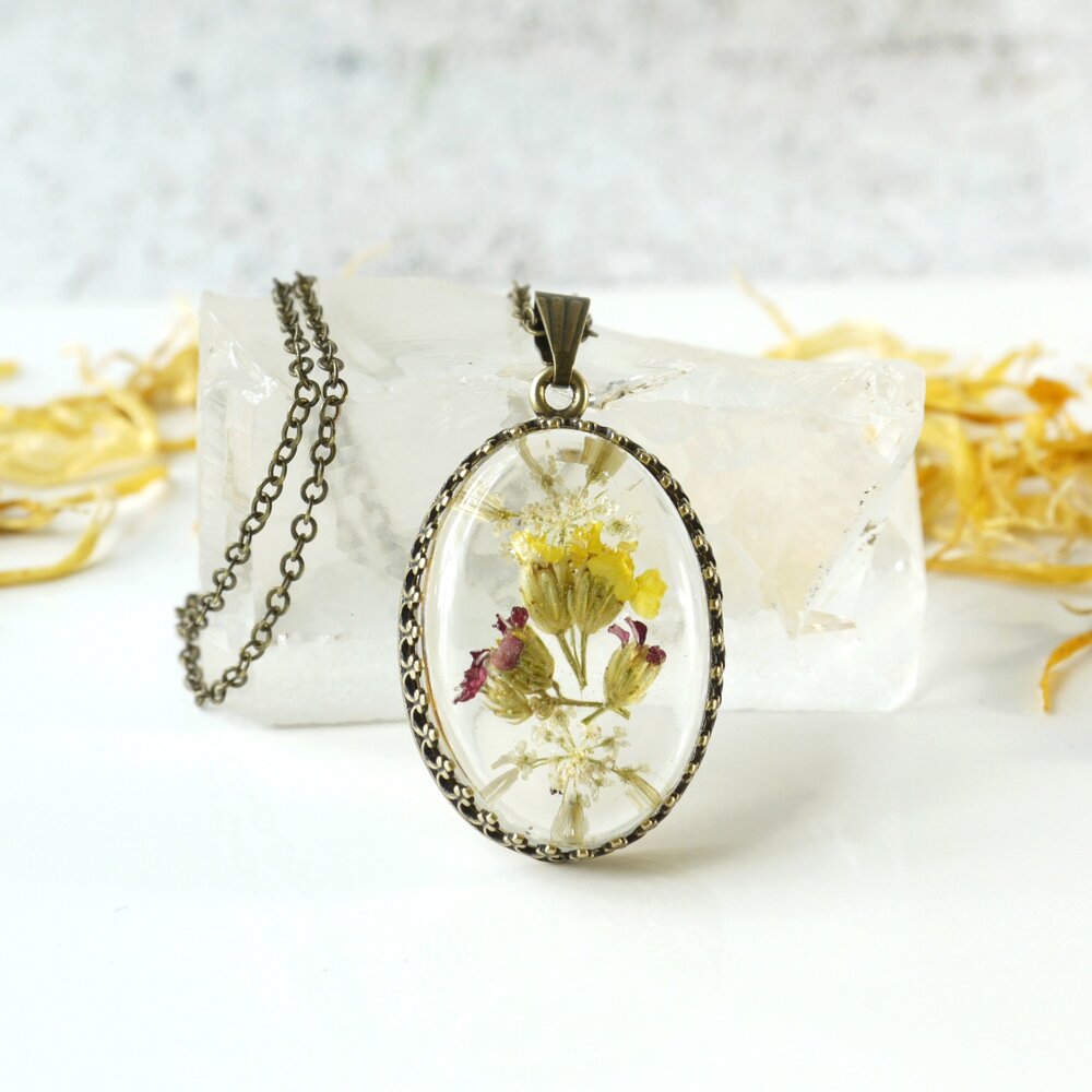 Resin Jewelry Botanical Jewelry Resin earring white Dried Flowers Boho Jewelry Gift for Her Cool Earring Pressed Flowers