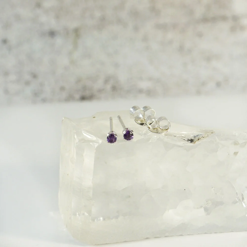 小巧纯银 2 毫米紫色紫水晶耳钉