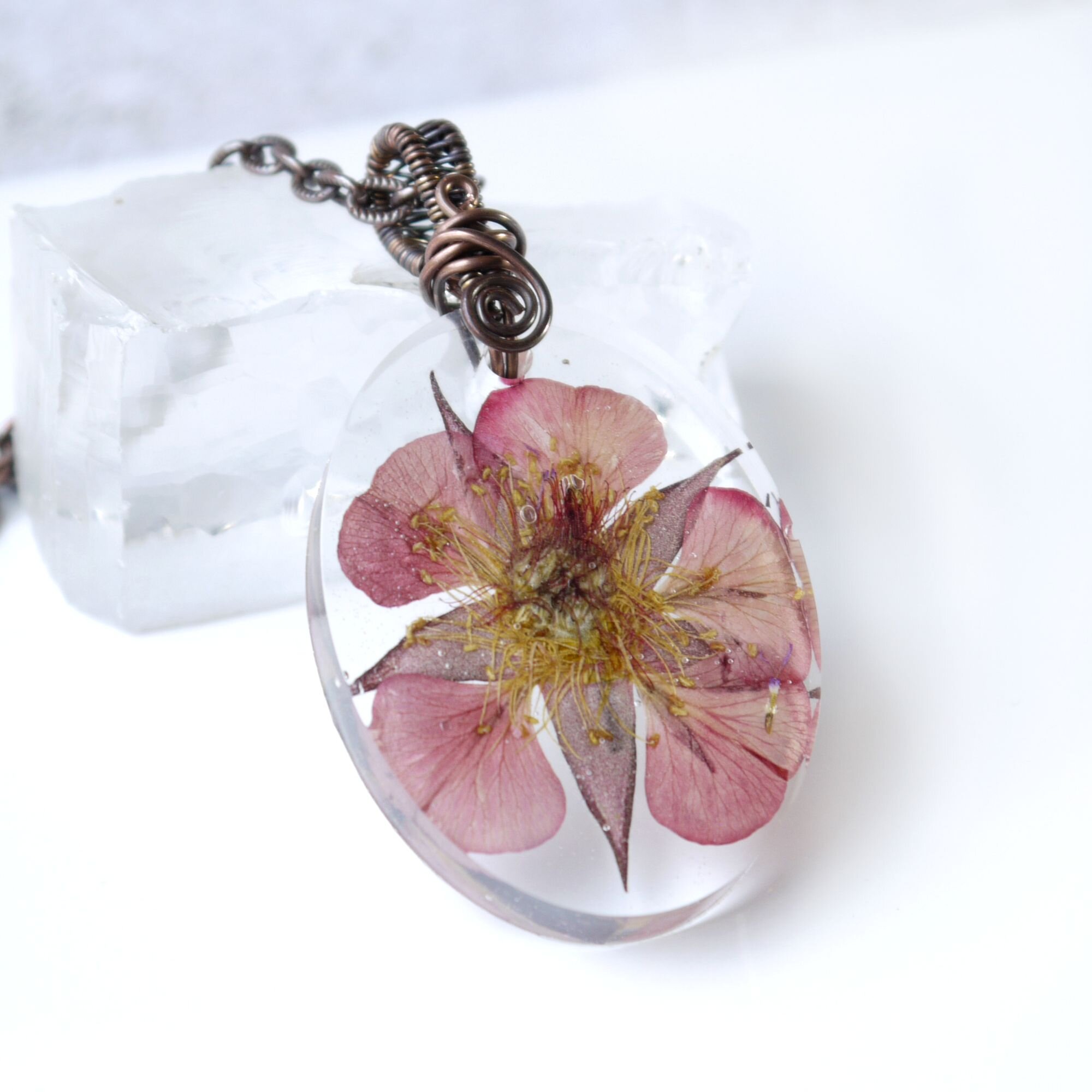 Real Pressed Flower Oval Resin Pendant Necklace with Copper Chain