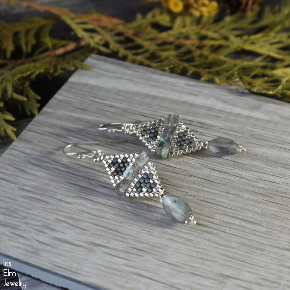 独特的钻石和拉长石珍珠耳环