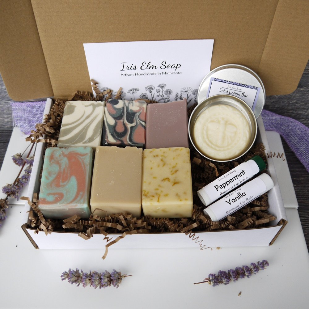 Soap Variety 礼品套装，包含 6 个半号皂条、一个蜂蜡乳液条和 2 个润唇膏