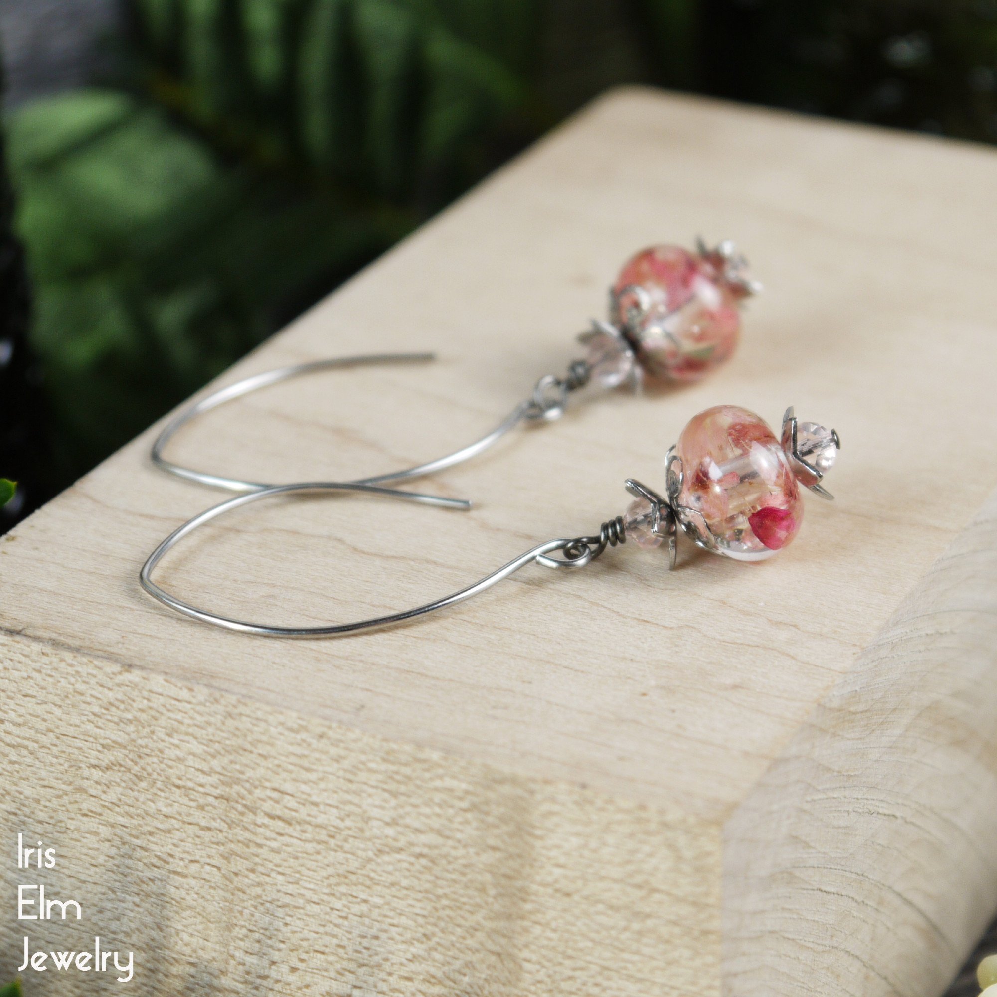https://images.squarespace-cdn.com/content/v1/58ece8dff7e0ab189ab817d6/1702920866449-FRSL989E4VEVUMHS2036/154d-pink-wildflower-flower-resin-marquise-earrings-handmade-iris-elm-jewelry.jpg