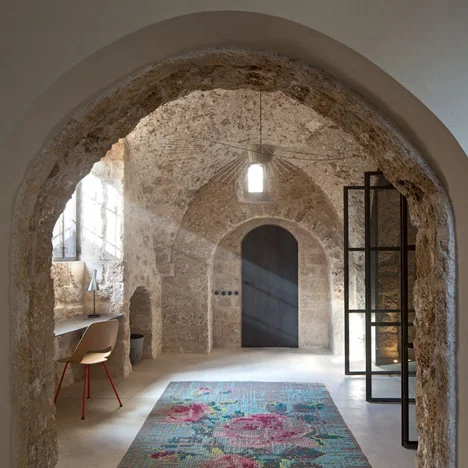 dezeen_Jaffa-House-by-Pitsou-Kedem_4sq.jpg