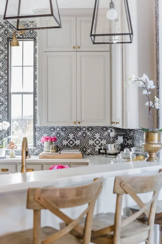 Amazing backsplash in this kitchen! What a great feature. Source: Pinterest.
