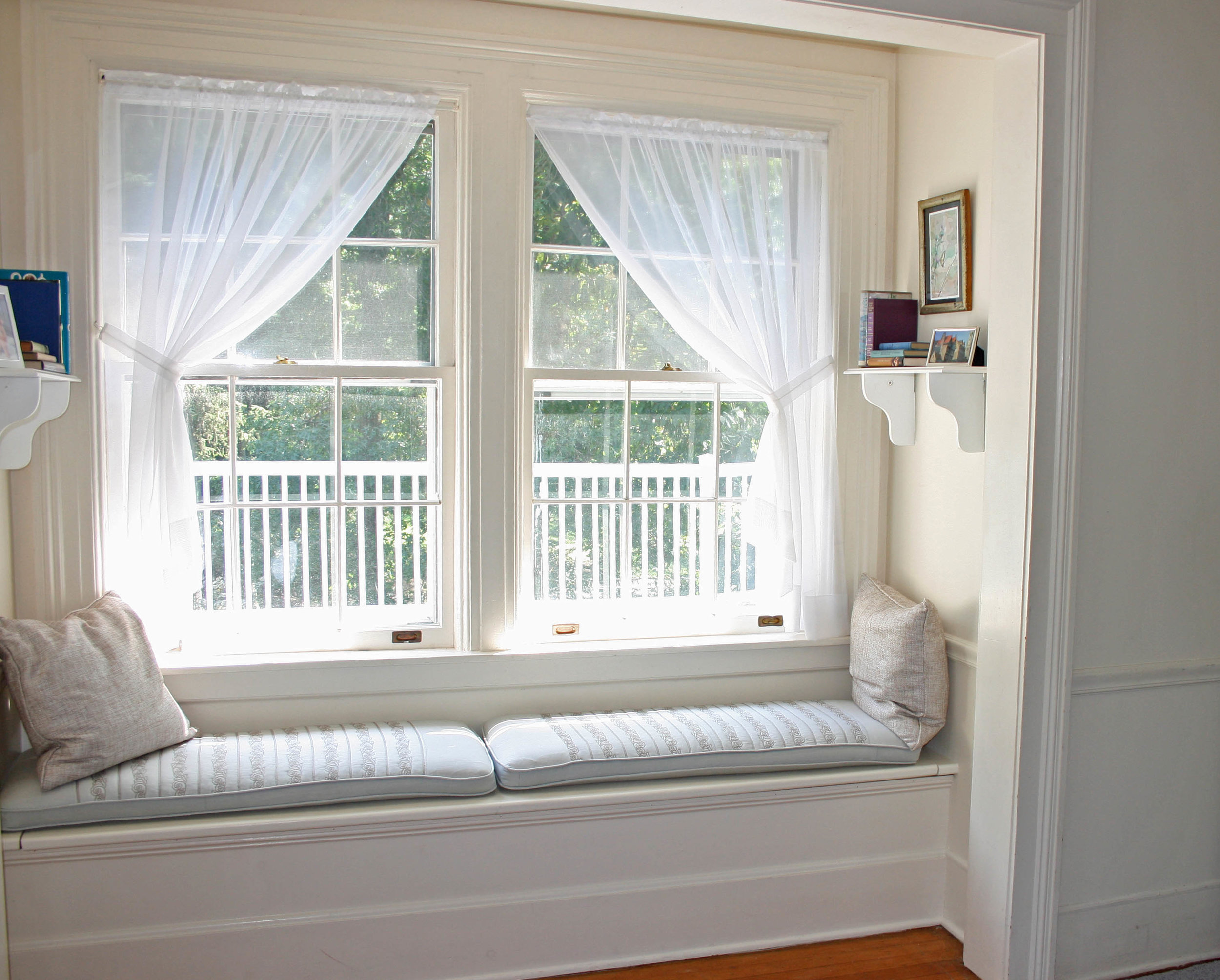 Girls Room With Window Seat