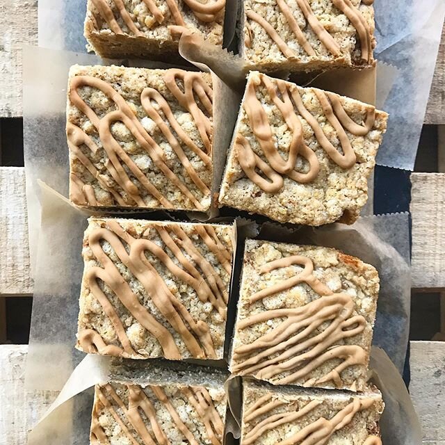 Celebrate the week being half over with a piece of coffee crumb cake drizzled in espresso glaze ☕️
.
.
.
.
.
.
.
.
.
.
#glutenfreecoffeecake #crumbcake #coffeecake #glutenfreecake #shoplocal #glutenfreebakery #ellasbellas #ellasbellasbeacon #hudsonva