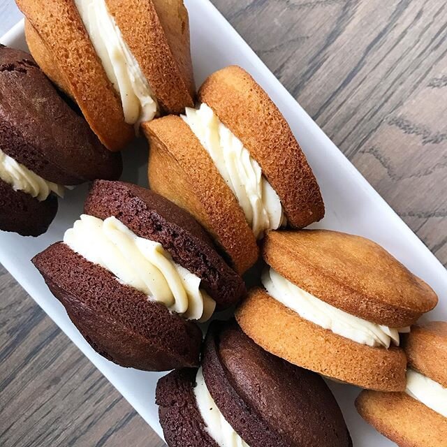 Whoopie, it&rsquo;s Wednesday! 💪🏻 Can anyone else believe it&rsquo;s February already? We&rsquo;re flying through 2020. So many exciting changes still to come. Thanks for supporting us 💓
.
.
.
.
.
.
.
.
.
#whoopiepie #itswednesday #glutenfreecake 