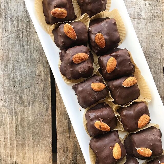 We did our own spin on Almond Joys! These are vegan coconut cookies with almond extracts, dipped in dark chocolate! .
.
.
.
.
#almondjoy #chocolateganache #darkchocolate #vegancookie #glutenfreecookie #coconutcookie #almondjoycookies #glutenfreelivin