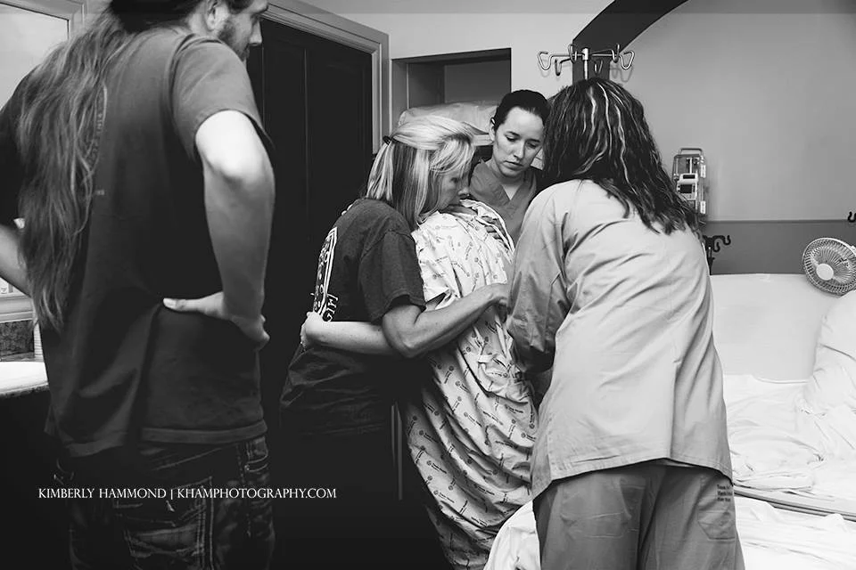 khamphotography.com Mom and daughter working through contractions!