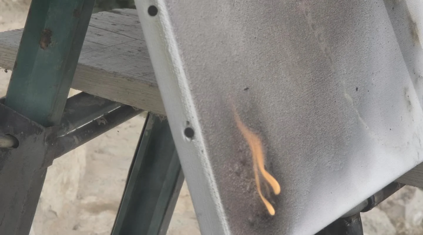 Love never leads to loss. Nadie pierde por amar.