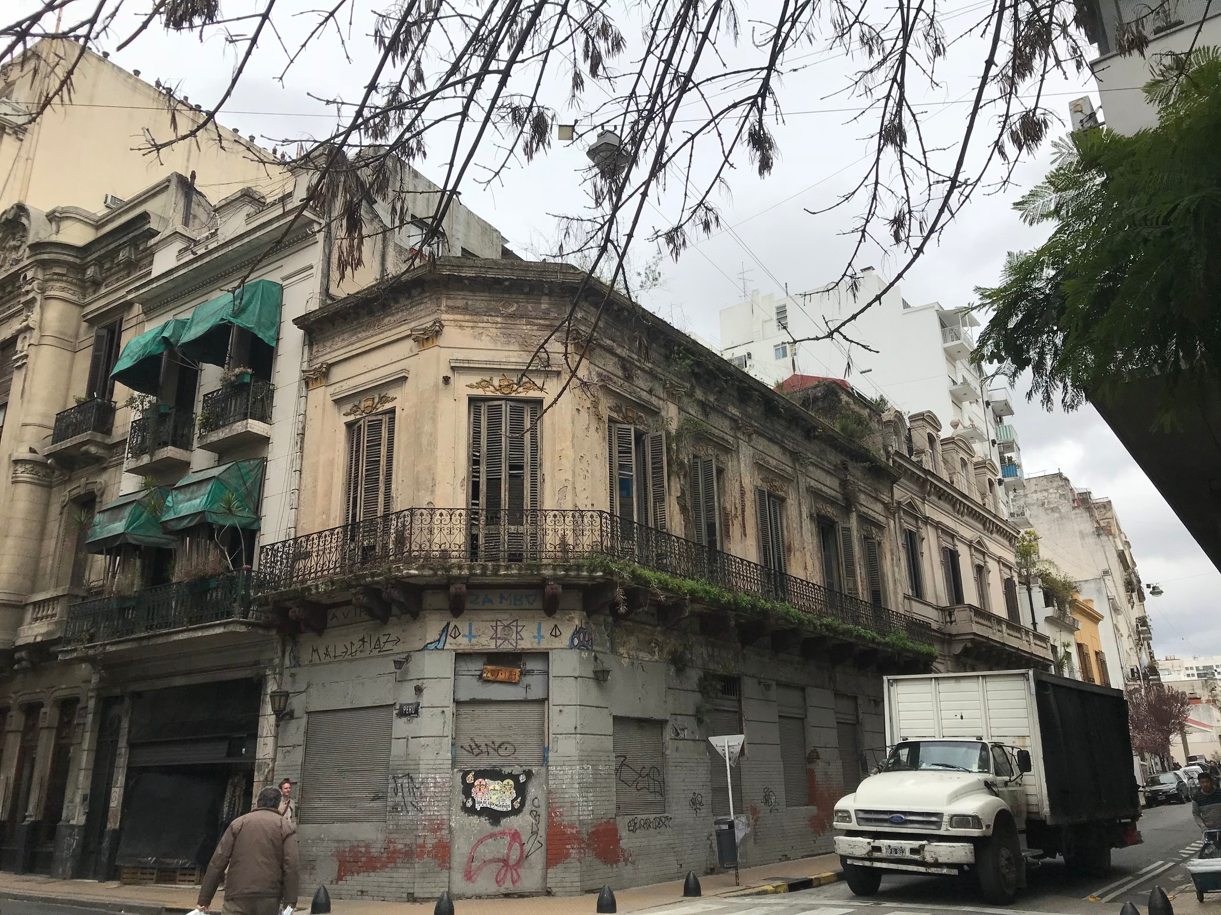 This building/street scene reminded me New Orleans. I liked it.
