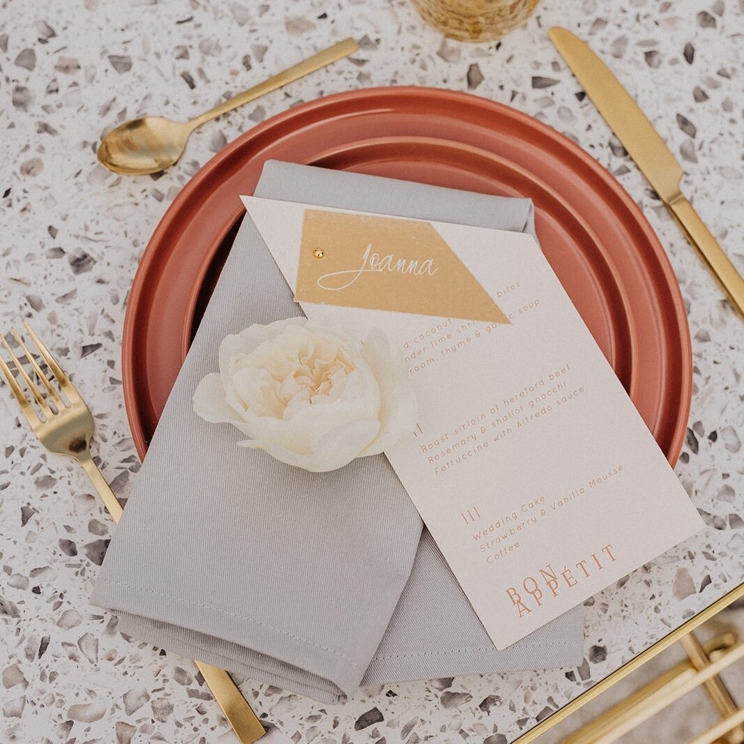 How amazing is this Wedding Menu! Im just in love with it. The shape and styled of it! so minimal and modern!⁠
.⁠
.⁠
.⁠
.⁠
.⁠
.⁠
.⁠
Photography / Concept: @anaketephoto⁠
Videography: @gomango.weddingfilms⁠
Concept / Planning / Decoration: @sindico.de