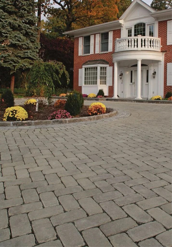 AQUA-BRIC, ONYX/NATURAL PHOTO CREDIT: PHOTO COURTESY OF CAMBRIDGE PAVINGSTONES