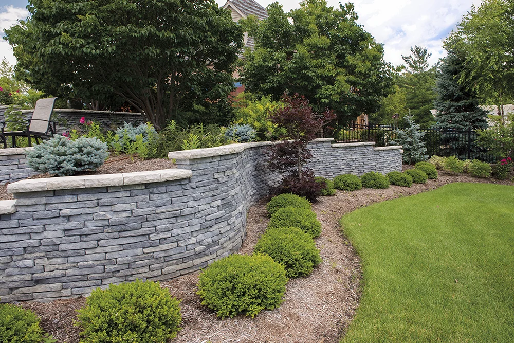RIVERCREST WALL IN COASTAL SLATE WITH LEDGESTONE COPING IN BUFF