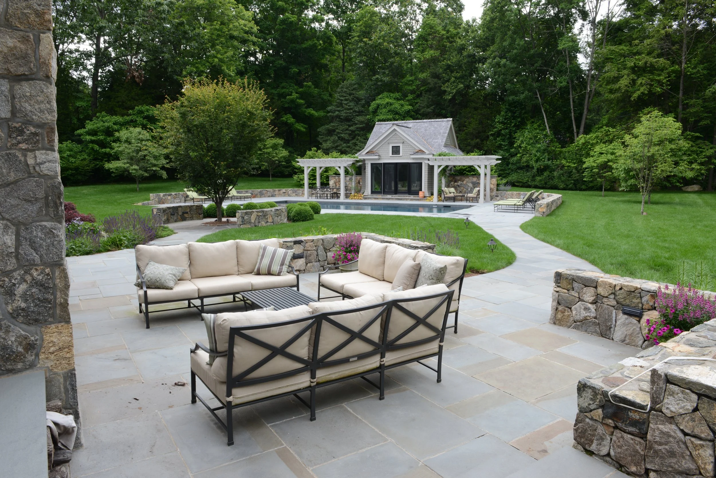 MATERIALS USED: FULL RANGE, THERMAL BLUESTONE PATIO; CT FIELDSTONE, MOSAIC CUT WALLS