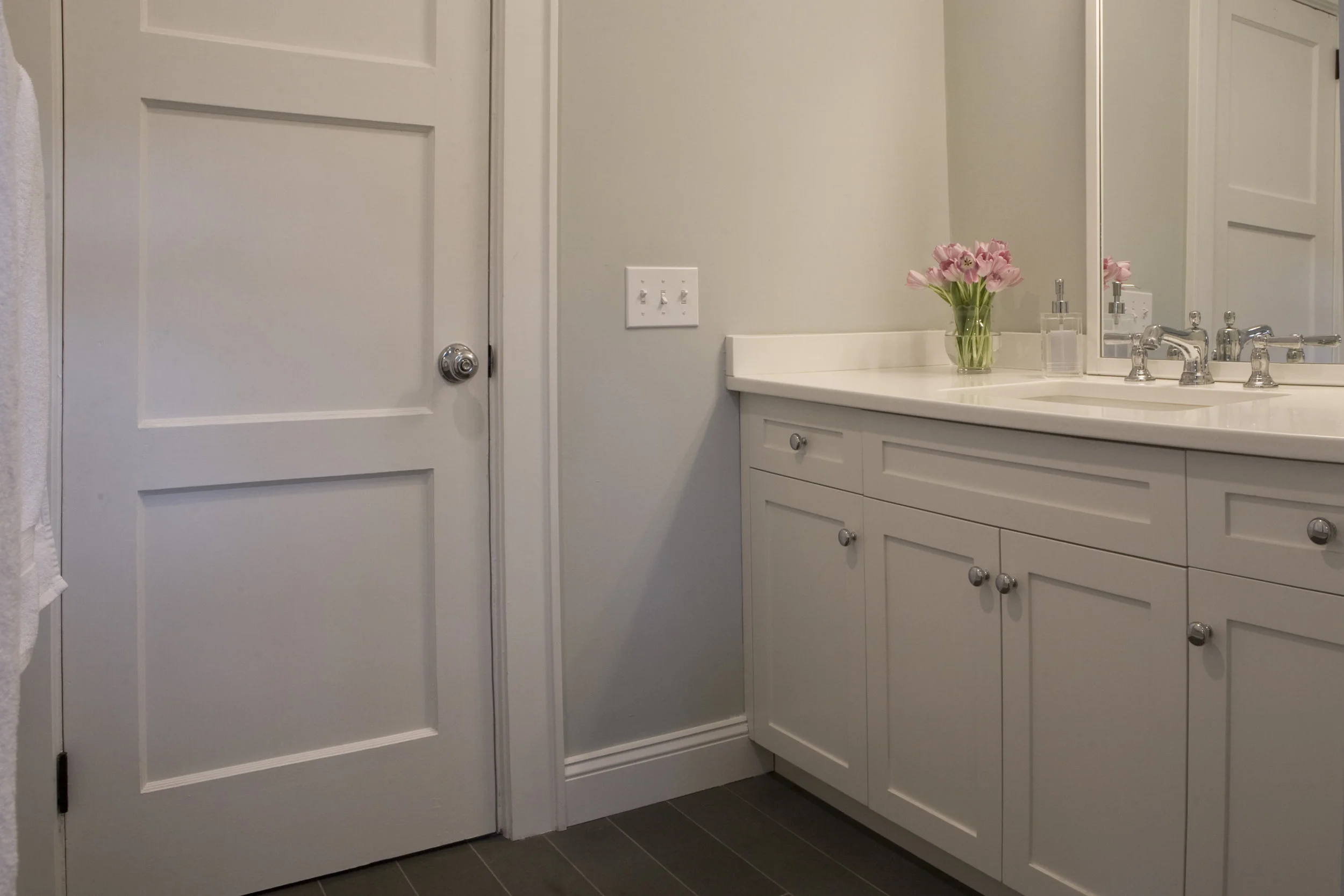 MATERIALS USED: PENTALQUARTZ, SUPER WHITE, HONED COUNTERTOP, POLISHED BLUESTONE STRIP FLOOR