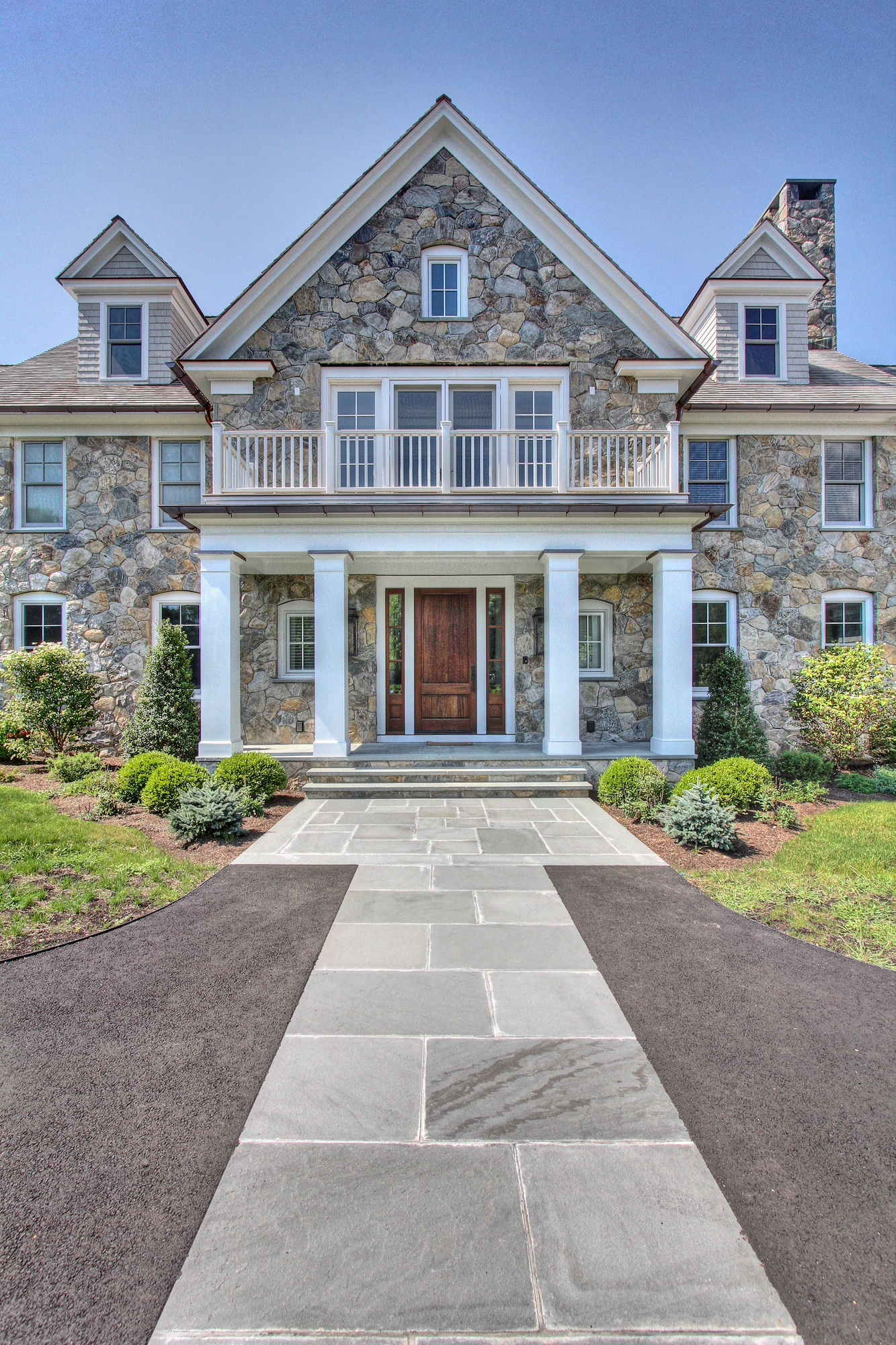  MATERIALS USED: CT FIELDSTONE VENEER; THERMAL BLUESTONE WALKWAY PHOTO CREDIT: TALLMAN SEGERSON BUILDERS 