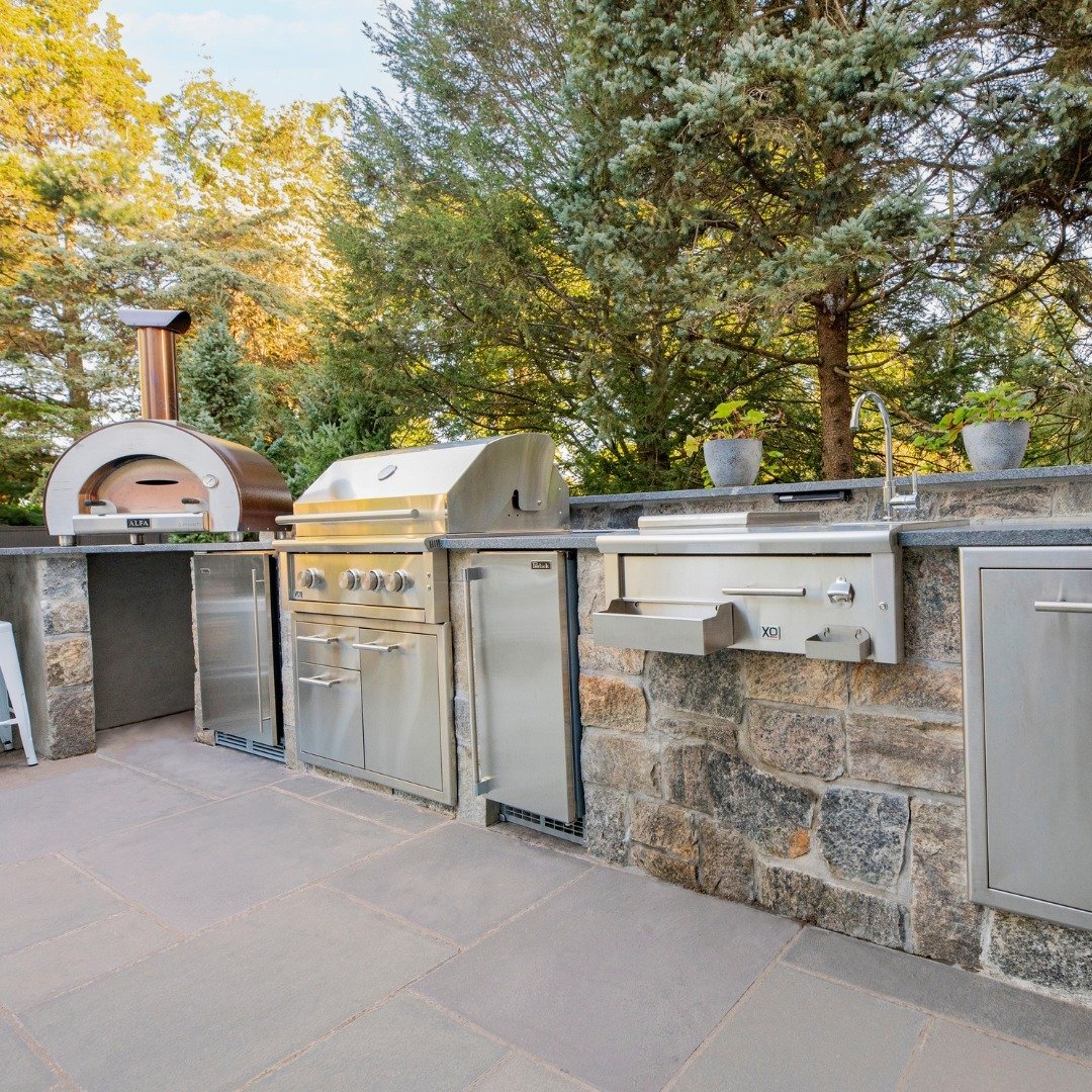 This outdoor kitchen hits every mark!

#outdoorliving #naturalstone #masonry #stonework #outdoorkitchen #pizzaoven #houseandhome #housedesign #homedesign #fairfieldcountydesign #designinspiration #mynewengland #homeowner #connecticut #Ctcoast #neweng