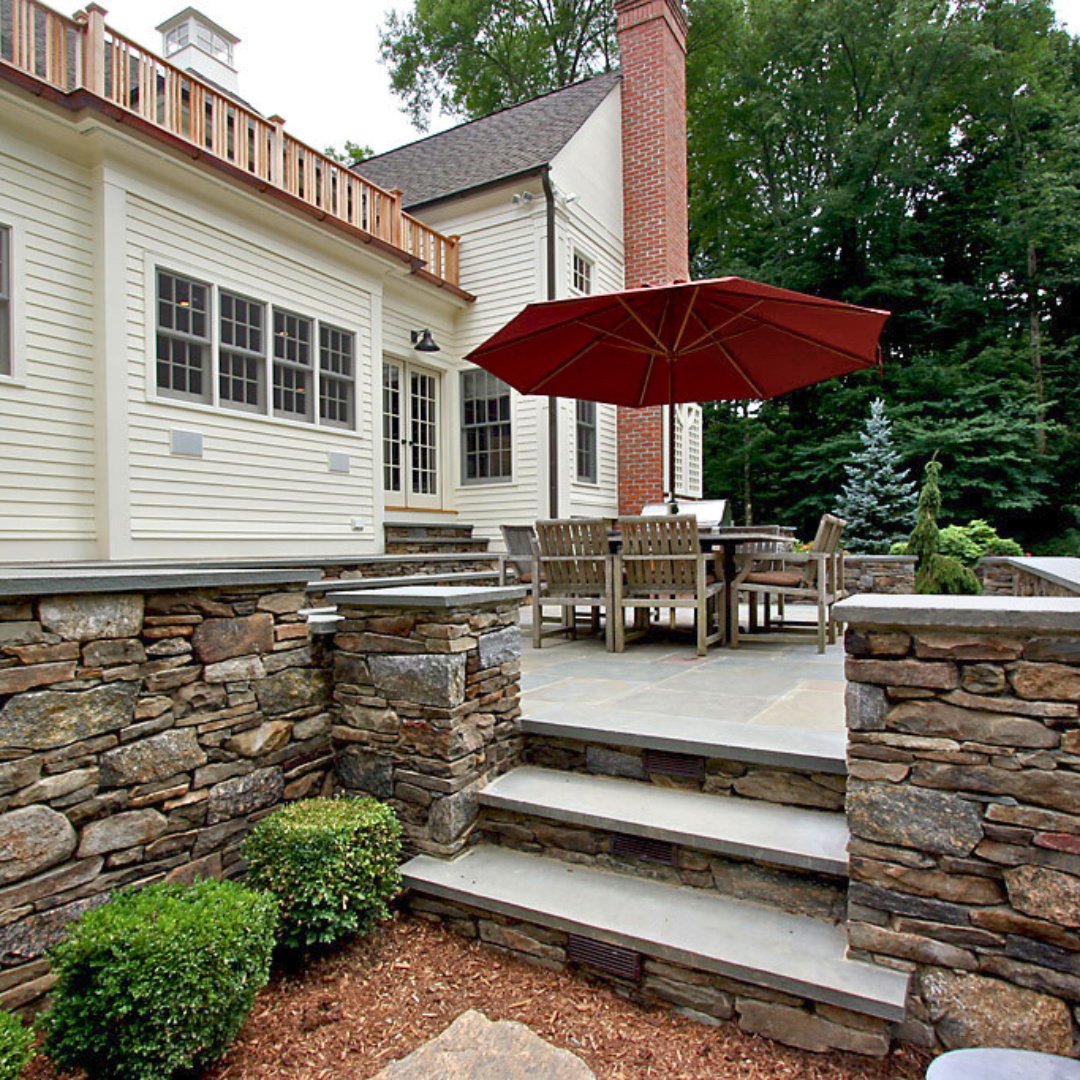 Native veneer wall adds both structure and warmth to this Bluestone patio, made to enjoy in every season.