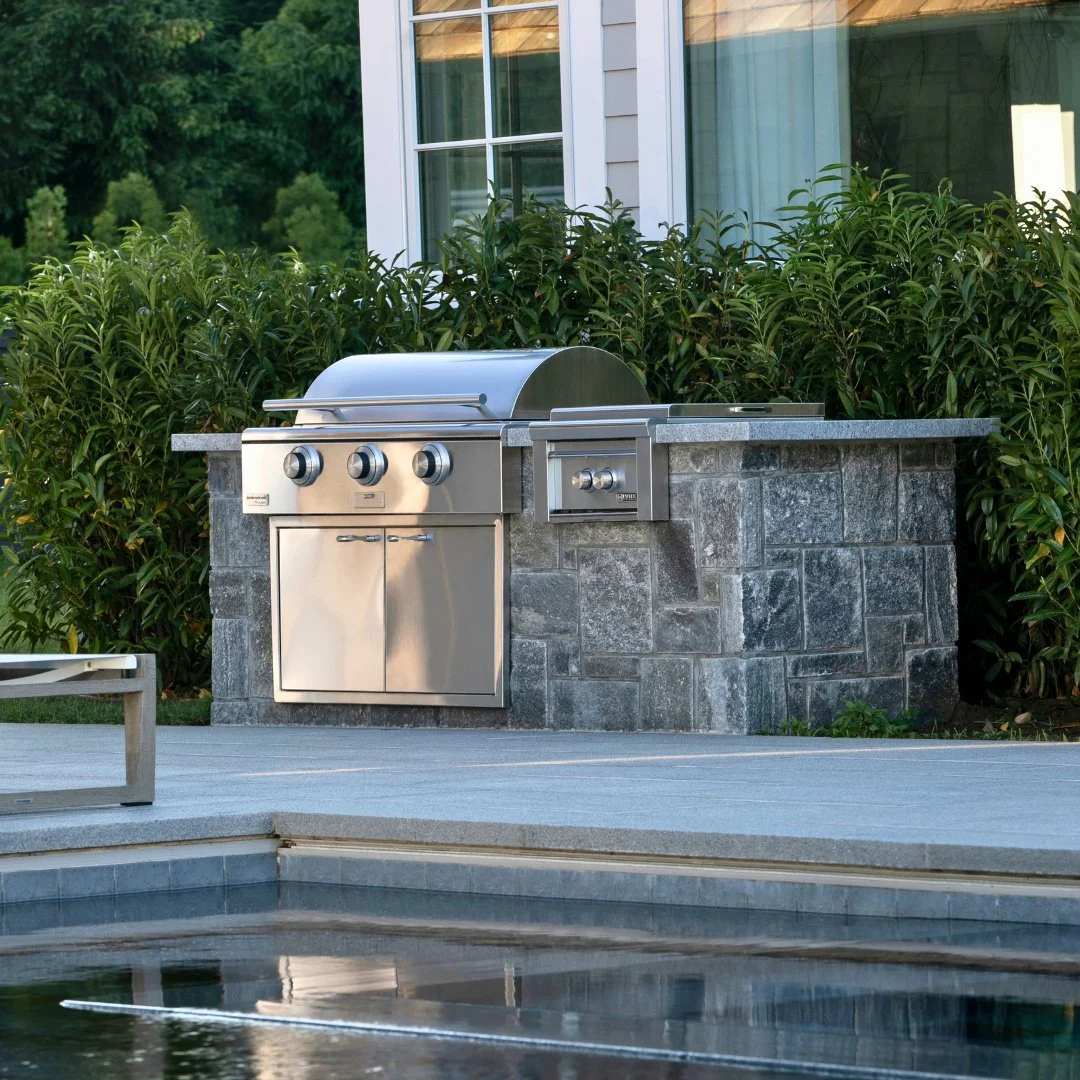 A Newport Dark poolside patio, Liberty Hill Veneer grill station, and honed Chelmsford countertop all come together to create the ultimate backyard retreat. This is a space made for relaxing and entertaining season after season.