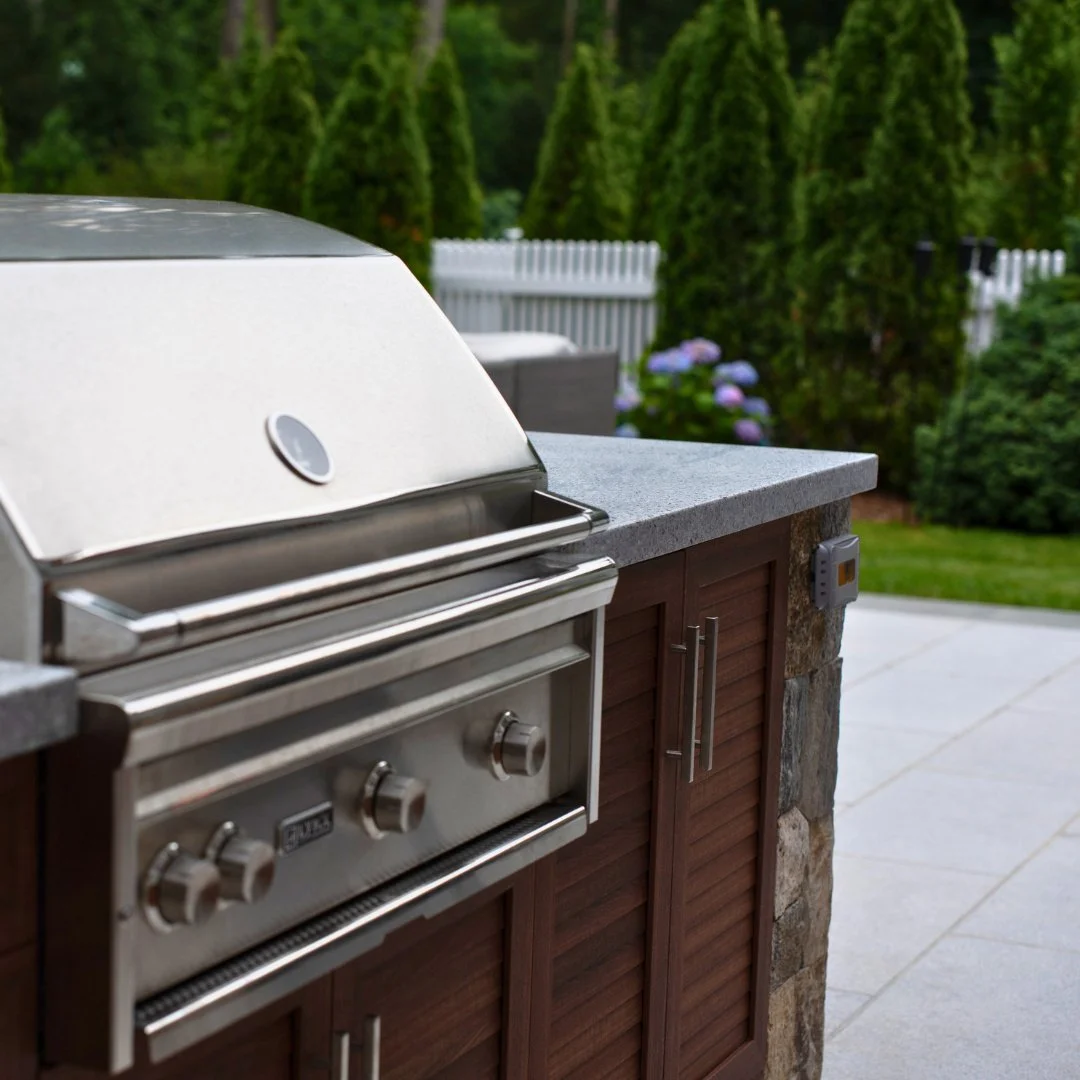 Where great meals begin. This outdoor grill setup pairs a Marsh Grey Porcelain patio with a Polished Chelmsford countertop and Colonial Fieldstone Mosaic-cut base for a clean, durable finish.