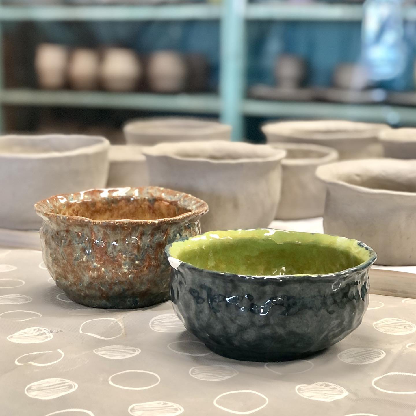 🎨 We have 3 spots left in our next Clay Handbuilding Workshop! 

Get details and save your spot at the link in our bio
.
.
.
#themudroomgr #potteryclass #LearnPottery #CreateWithClay #PotteryLove #Handmade #cabinfever #makeart #ceramics #grkids #gra