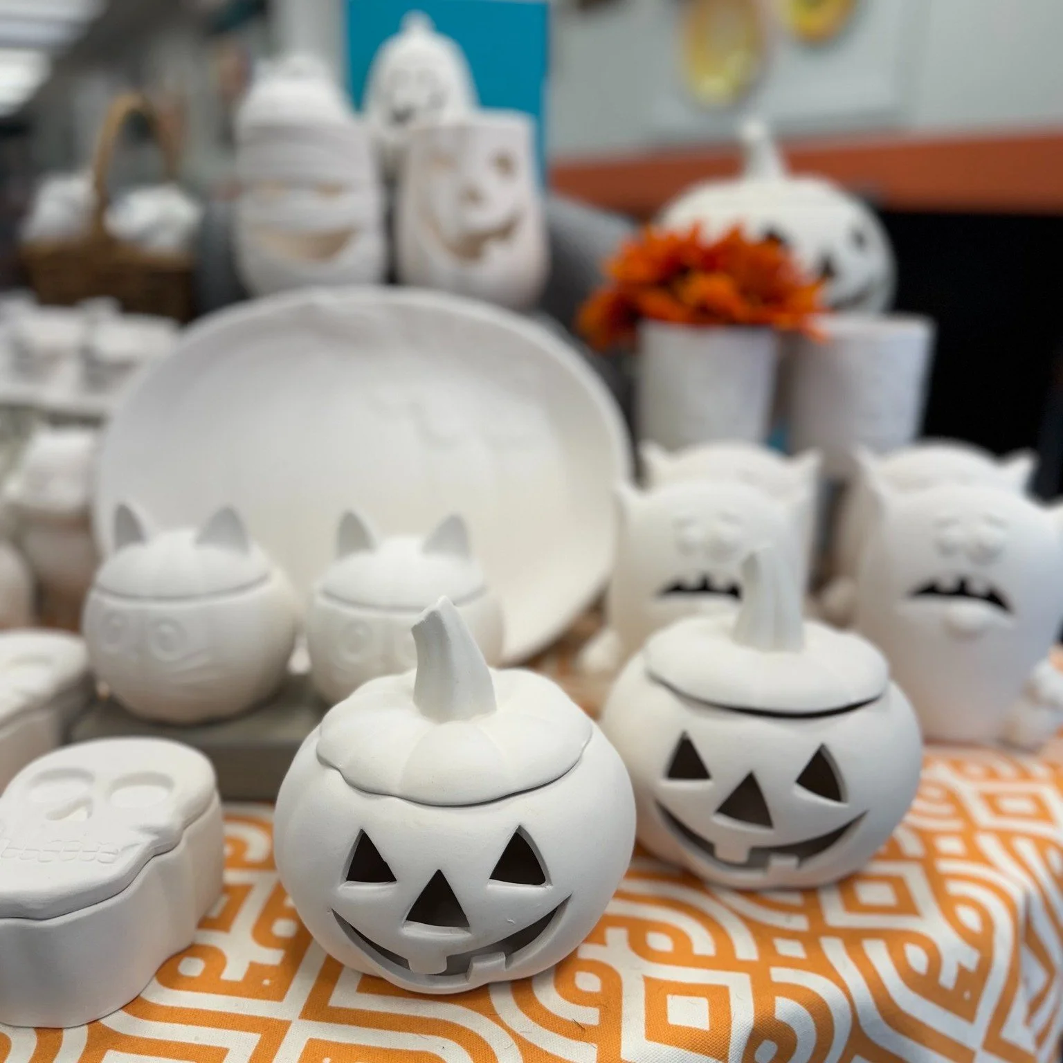 🍂🎃 Visit the studio to paint Halloween or Fall Decor!
🎨 Open Wed-Th-Fri 10-8 + Sat-Sun 10-5 (closed Mon-Tue)
.
.
.
#themudroomgr #makememories #paintpottery #grkids #familytime #girlsdayout #potterystudio #halloween #halloweencrafts #grandrapidsm
