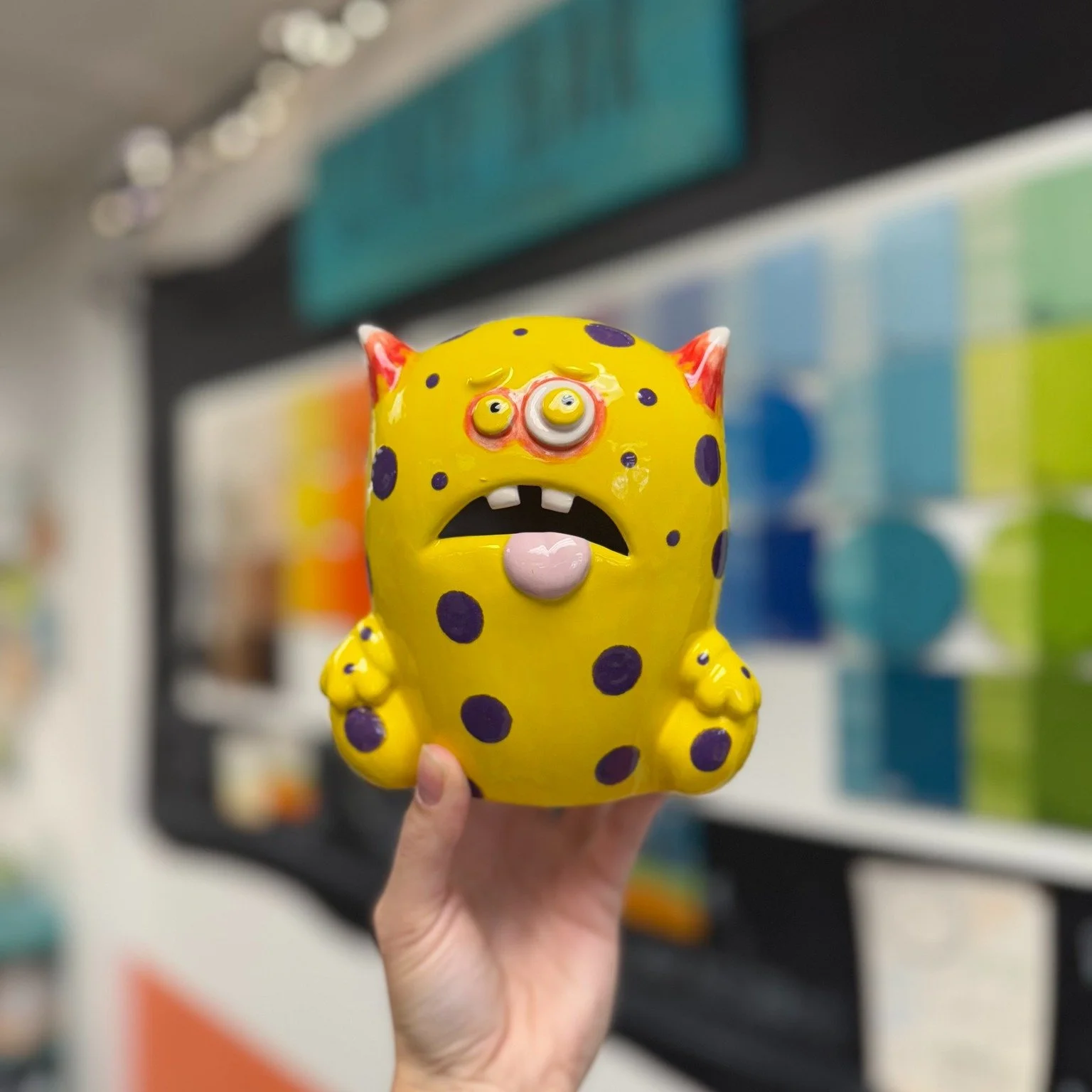 💛 This customer creation is the cutest! 
👻 Visit the studio Wed-Th-Fri 10-8 and Sat-Sun 10-5
.
.
.
#pyop #paintyourownpottery #potterypainting #diy #art #handpainted #familytime #ceramics #homedecor #shoplocal #ShopSmall #painting #pottery #memori