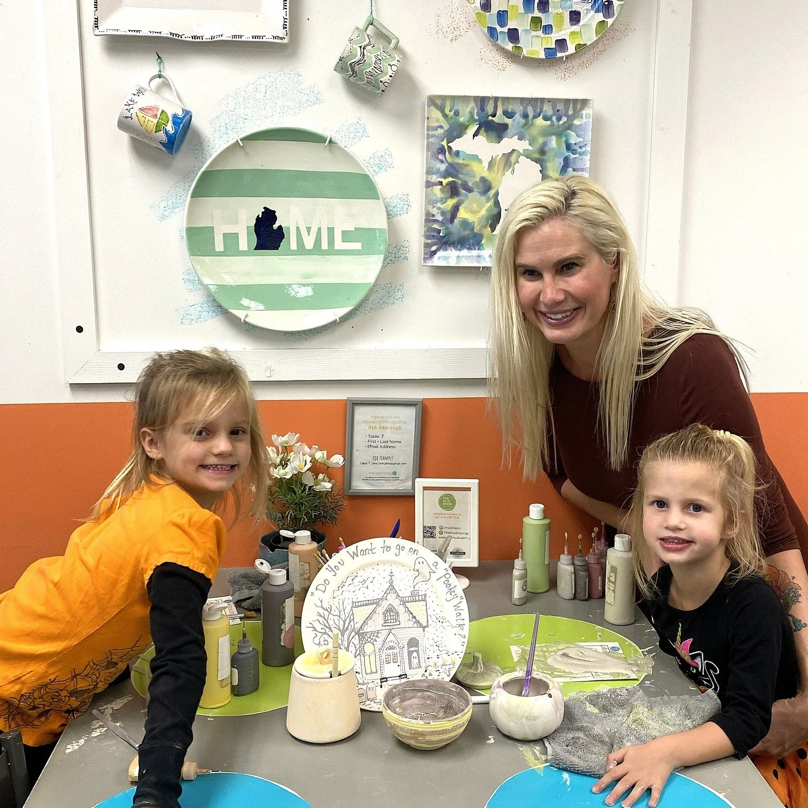 🧡 Create something fa-boo-lous this week!

🎨 Visit Wed-Fri 10-8 + Sat-Sun 10-5
.
.
.
#themudroomgr #grkids #halloween #halloweendecor #potterypainting #diy #art #kidscrafts #familytime #homedecor #shoplocal #pumpkin #fall #handmade #makememories #d