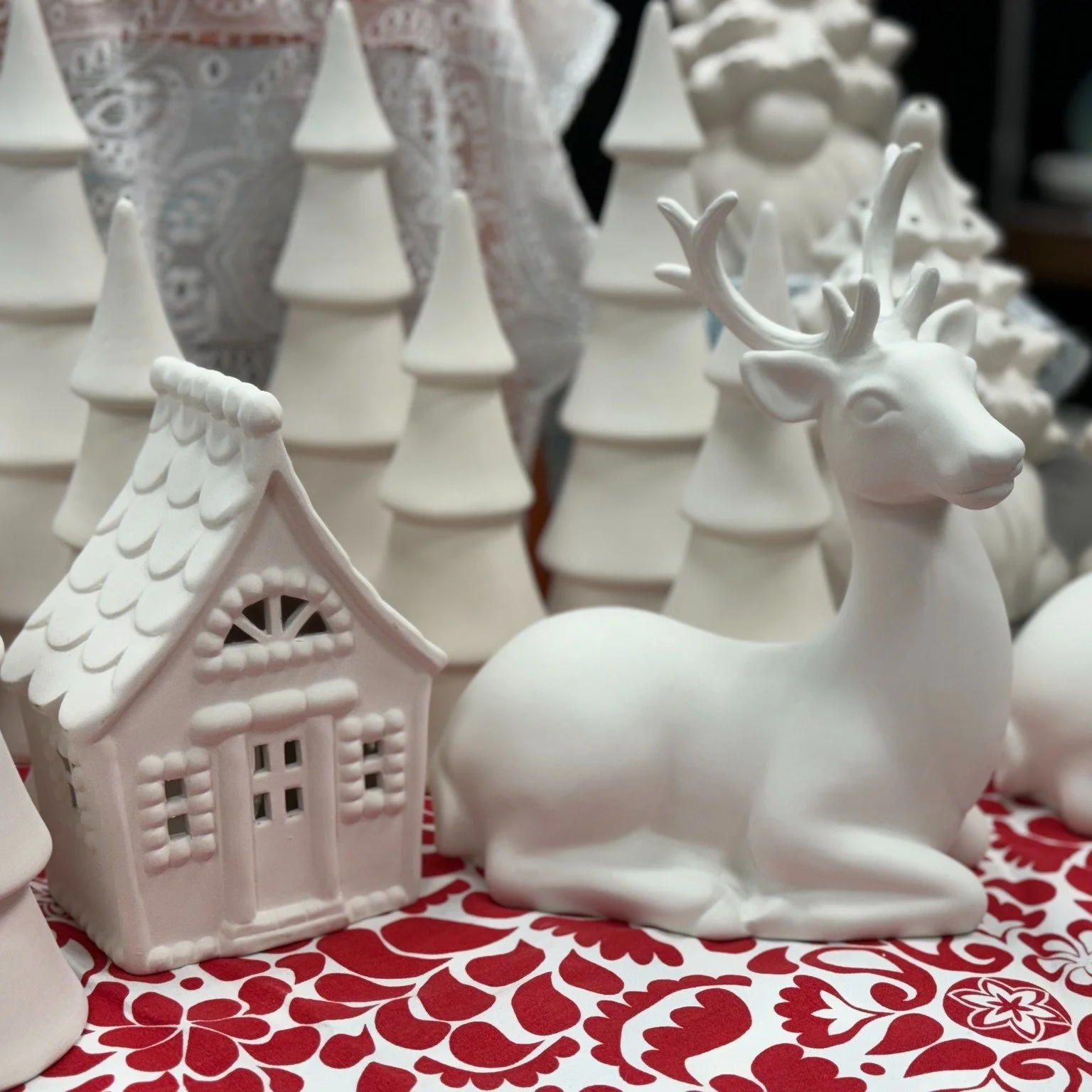 ❄️✨Cozy up and get creative with us! 

🎨 open for pottery painting Wed-Fri 10-8 + Sat-Sun 10-5
.
.
.
#themudroomgr #diy #makeart #familyfun #grandrapids #downtowngr #handmade #westmichigan #grkids #grnow #experiencegr #handmadechristmas #handmadegif