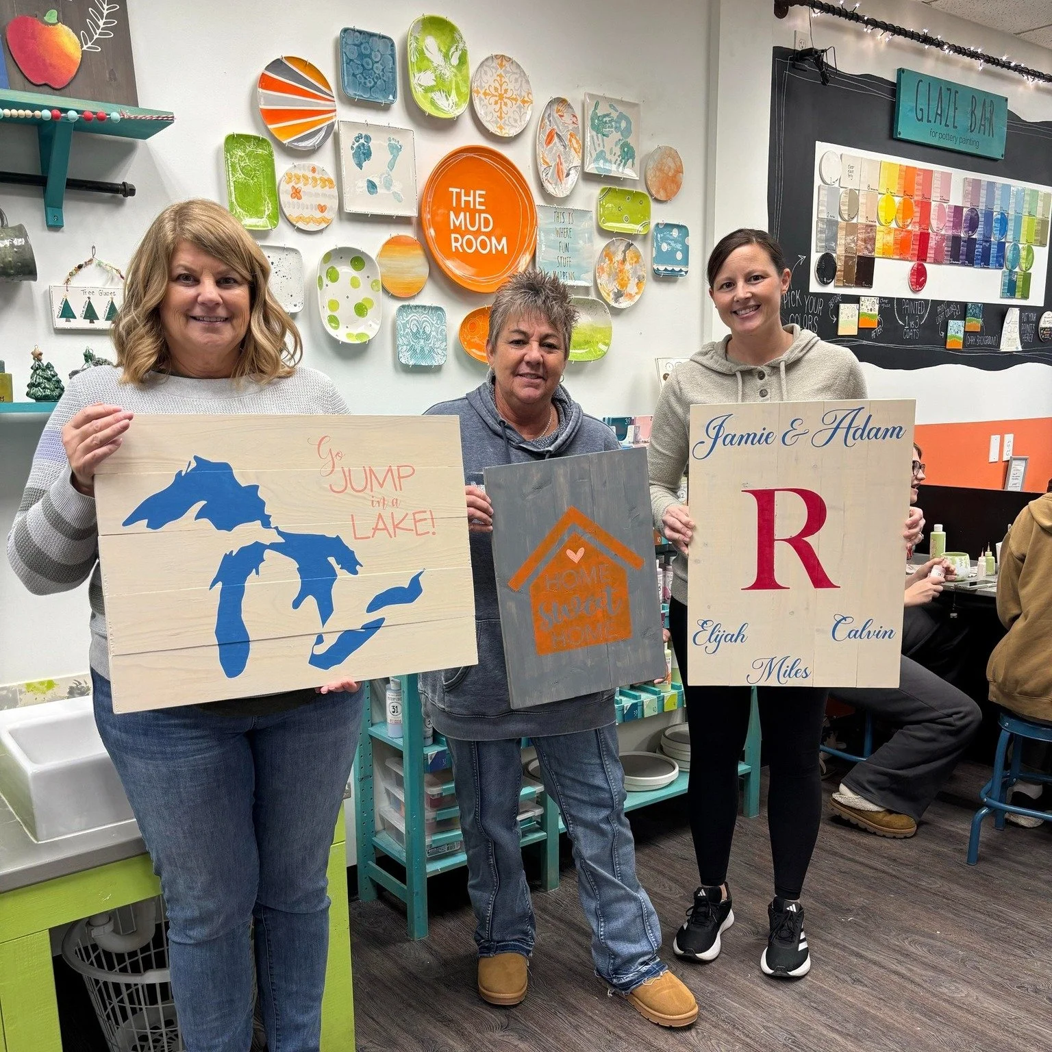 🤗 Come in from the cold and warm up your day with some creative activities!

🎨 Visit Wed-Fri 10-8 + Sat-Sun 10-5
.
.
.
#themudroomgr #potterypainting #paintyourownpottery #diy #grandrapidsmi #grkids #ceramics #artstudio #create #familytime #crafter