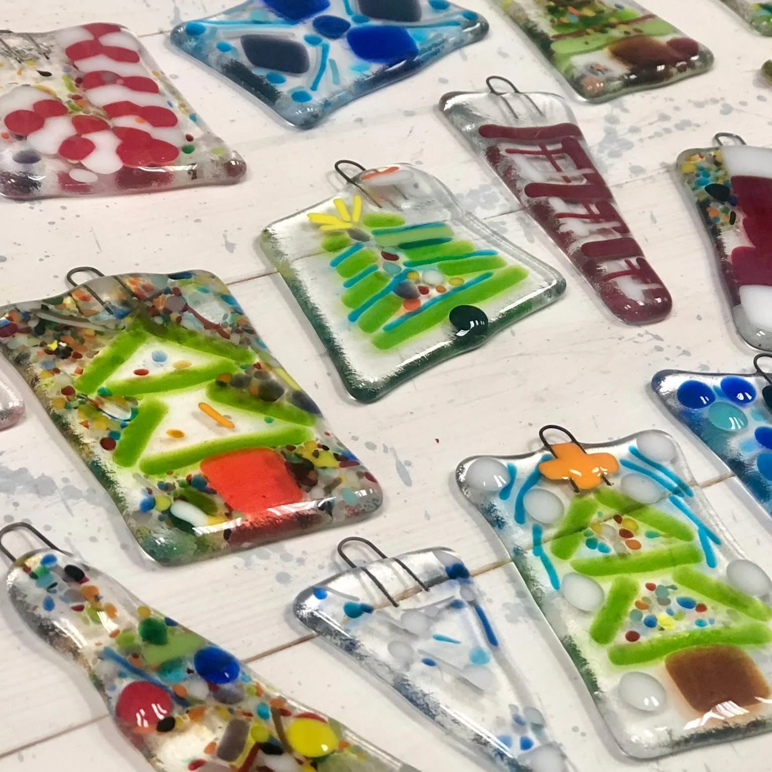 ✨ Join us for our Holiday Fused Glass Ornament Event on Sun November 30th! 
_
Guaranteed seating by reservation; limited walk-ins if space is available. 
Ages: 7 and up (adults welcome, too!)
Cost: $17/person for one ornament (min 1/person) $12 each 