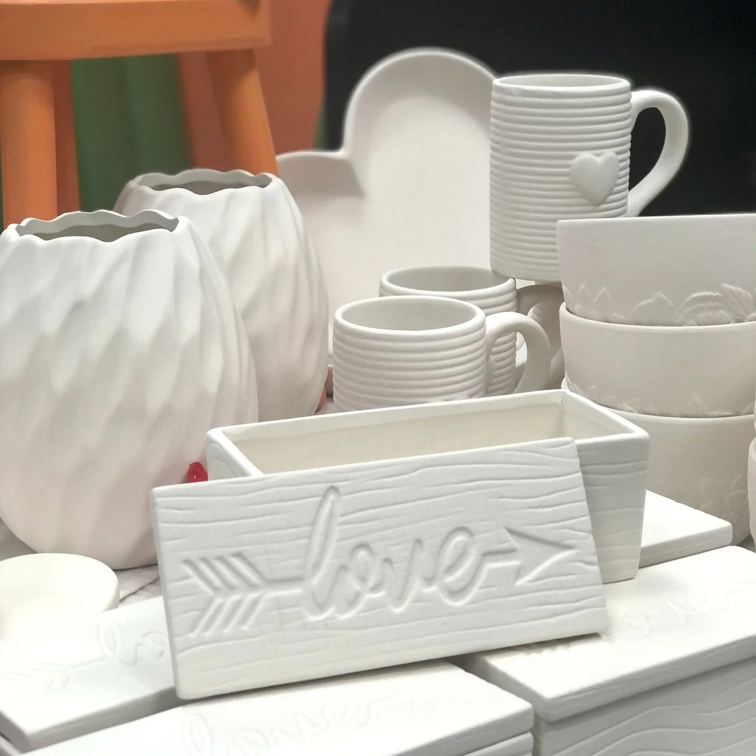 💕If you are looking for a fun date night or galentine outing, we got you covered! 

🎨 Stop in to create Wed-Fri 10-8 + Sat-Sun 10-5
.
.
.
#pyop #paintyourownpottery #potterypainting #diy #art #handpainted #familytime #ceramics #homedecor #shoplocal