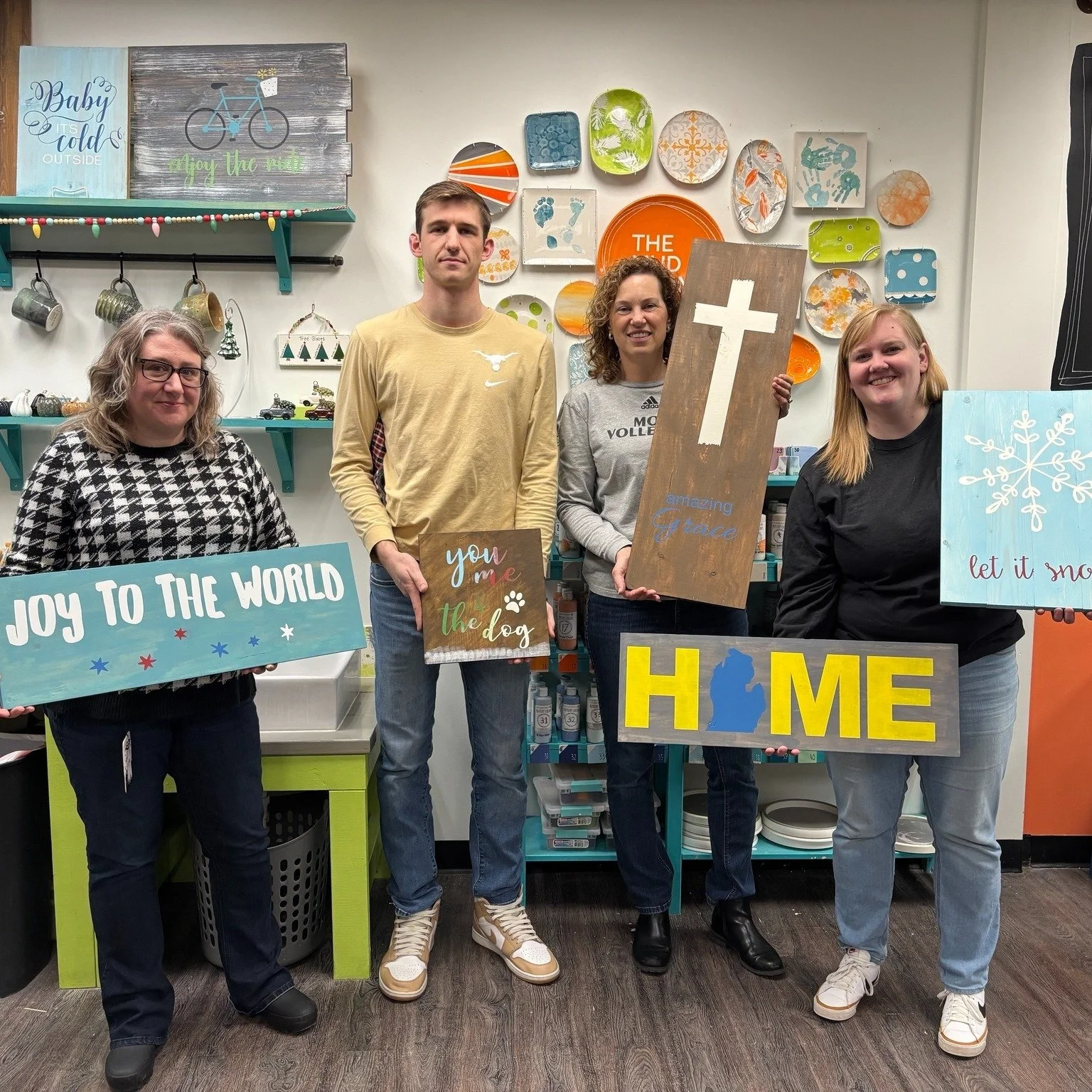 🫟🎨During weekdays in September, wood sign projects are Buy One, Get One 50% Off.

This offer applies to our in‑studio, pre‑printed designs and is available while supplies last.

Please make a reservation before coming in so our team can help serve 