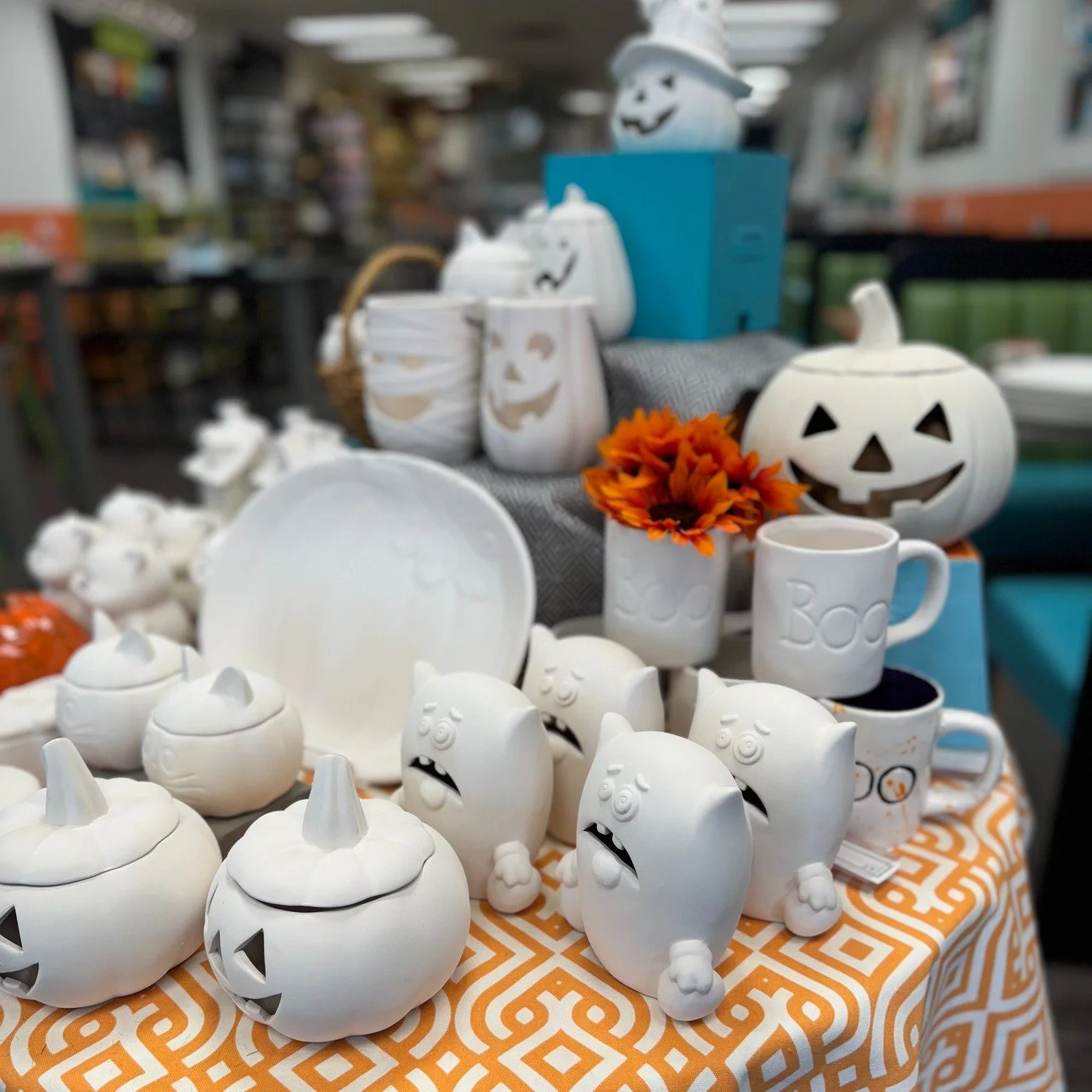 🍂🎃 Spooky season + cozy season = painting season. Come visit us!

🎨 Open Wed-Th-Fri 10-8 + Sat-Sun 10-5 (closed Mon-Tue)
.
.
.
#themudroomgr #makememories #paintpottery #grkids #familytime #girlsdayout #potterystudio #halloween #halloweencrafts #g