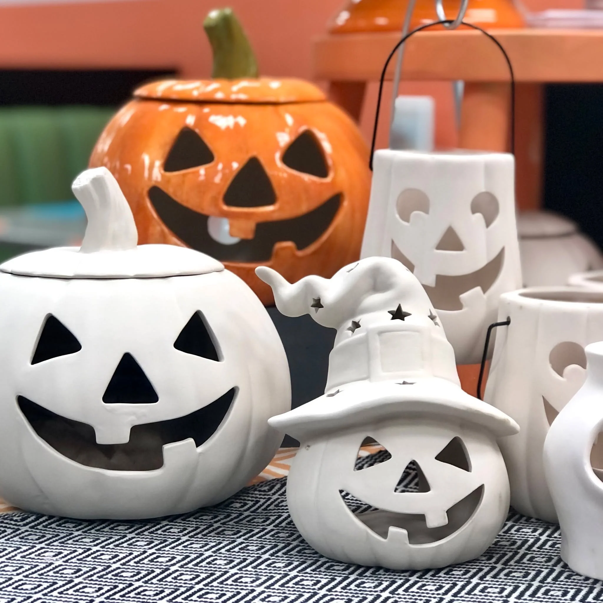 🧡🎃 How do you fix a broken jack-o&rsquo;-lantern? With a pumpkin patch! We've fall items, halloween, and possibly more bad puns ready for the week!

🎨 Visit Wed-Fri 10-8 + Sat-Sun 10-5
.
.
.
#themudroomgr #grkids #halloween #halloweendecor #potter