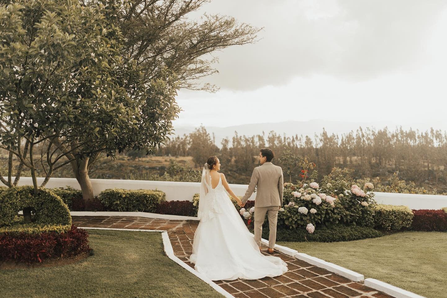 Soulmates 💕⁣
V&amp;M derriti&eacute;ndonos de amor✨💓⁣
⁣
⁣
WP &amp; Deco: @bigdayevents_ec⁣⁣⁣⁣
Bouquet: @atixhome⁣⁣⁣⁣
Zapatos: @ns_nicolesalazar⁣⁣⁣
Torta: @mulala_ec⁣⁣⁣⁣
Invitaci&oacute;n: @holacolor con sobre de @uncuartitoverde⁣⁣⁣⁣
Accesorios: @pu