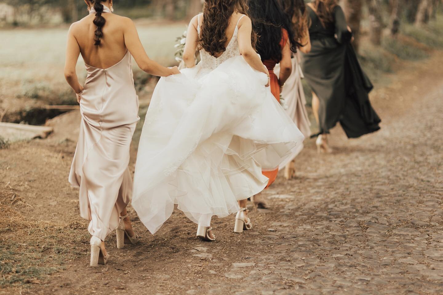 Let&rsquo;s go girls ❤️✨⁣
⁣⁣⁣
⁣
⁣
⁣⁣⁣
#ecuadorweddingphotographer #cartagenaweddingphotographer #miamiweddingphotographer #italyweddingphotographer #santoriniweddingphotographer #cancunweddingphotographer #californiaweddingphotographer #ibizaweddingp