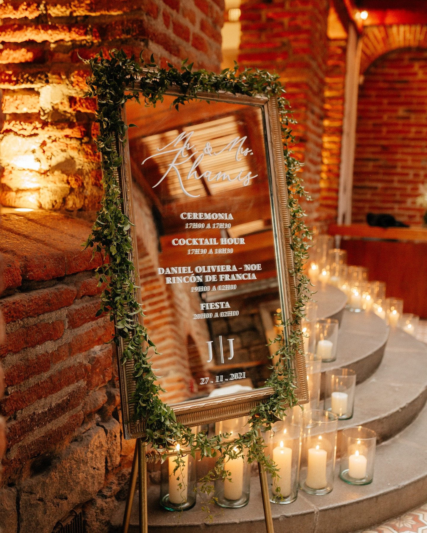 Capturando la magia de esta boda preciosa, iluminada con la suavidad y el encanto de la luz de las velas ✨No hay nada m&aacute;s rom&aacute;ntico y timeless que esta atm&oacute;sfera c&aacute;lida y llena de amor. ⁣
⁣
Tan m&aacute;gico y elegante❤️ ⁣