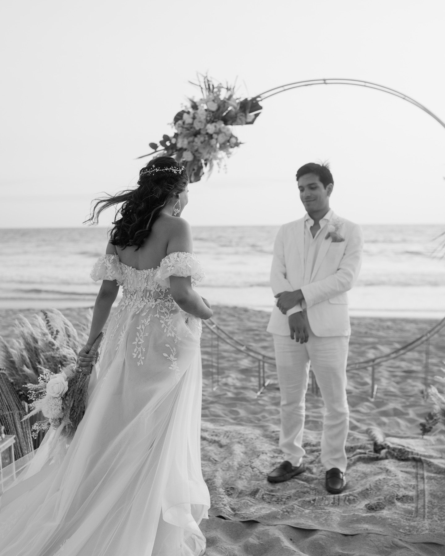 The magic of finding your soulmate ❤️✨ ⁣
⁣
⁣
WP &amp; Deco: @yourstory.ec ⁣⁣
Photo: @michelleagurto⁣
MUA: @paolaonatebeauty⁣⁣
Batas: @femme_ec⁣⁣
Vestido: @dnoviasecuador⁣⁣
Violinista: @keviolin⁣⁣
Lugar: @playaparaisoecu⁣⁣
⁣⁣
⁣
⁣
⁣⁣
#ecuadorweddingpho