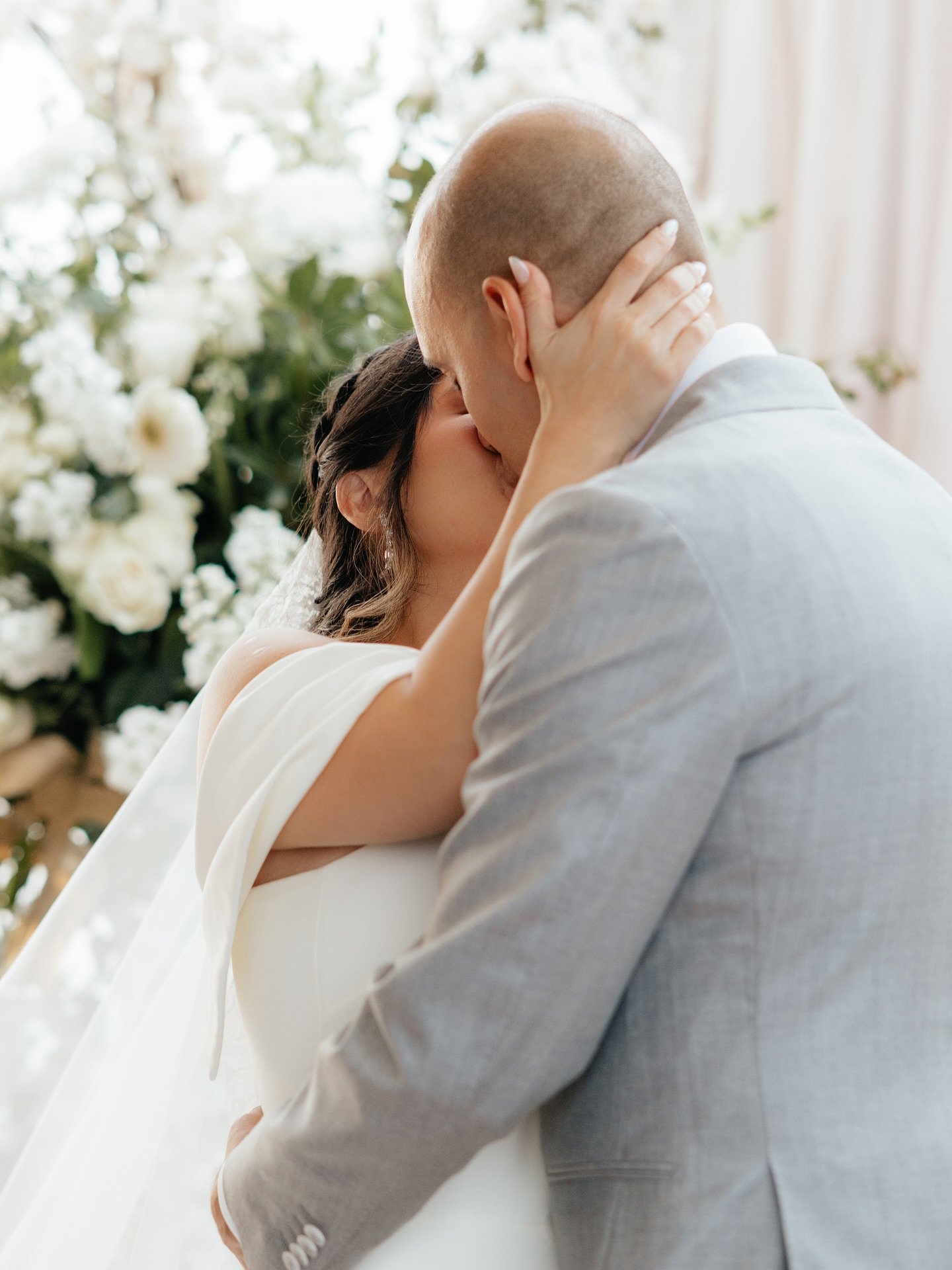 A love like this ✨⁣
La hermosa boda de Blanchi y Chris❤️⁣
⁣
⁣
WP: @kikaweddingplanner⁣
Vestido: @grace_loves_lace⁣
MUA: @arianatarantomakeup⁣
Banda: @lachichapower⁣
Video: @onelove.ecu⁣
Lugar: @bankersclubecuador⁣
⁣
⁣
⁣
⁣
#ecuadorweddingphotographer 