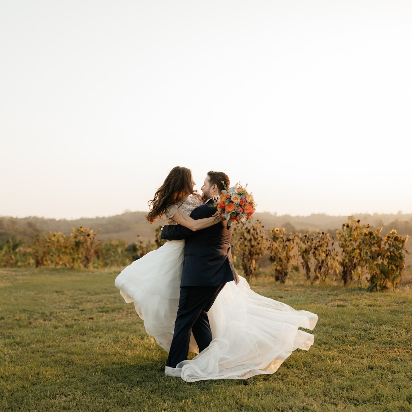 Hopeless Romantics ❤️✨⁣
⁣
⁣
WP: @susananoboa.planner ⁣⁣⁣⁣
Photo: @michelleagurto⁣⁣
MUA: @madeamat_beautylounge ⁣⁣⁣⁣
Vestido: @bartolomeoficial⁣⁣⁣⁣⁣
Ramo: @andreasimonec⁣⁣⁣⁣⁣
Lugar: @latoscanaecuador⁣⁣⁣⁣⁣
⁣⁣⁣⁣⁣
⁣
⁣
⁣
#ecuadorweddingphotographer #italy