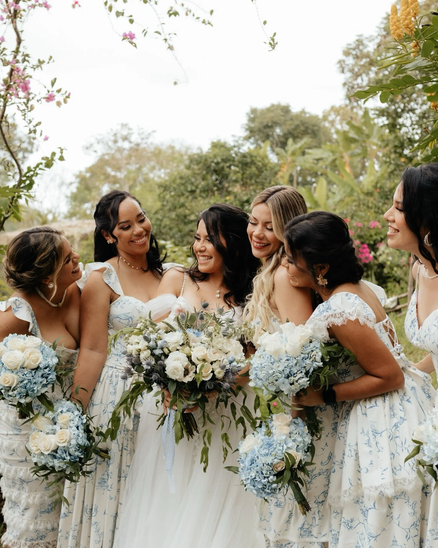 Hello 2026❤️
Some days feel gentle, warm, and impossible to forget ✨ 

Una boda en la tarde, rodeada de hermosos jardines y con una luz natural m&aacute;gica que lo envolv&iacute;a todo.

As&iacute; se sienten las historias que m&aacute;s me gusta fo