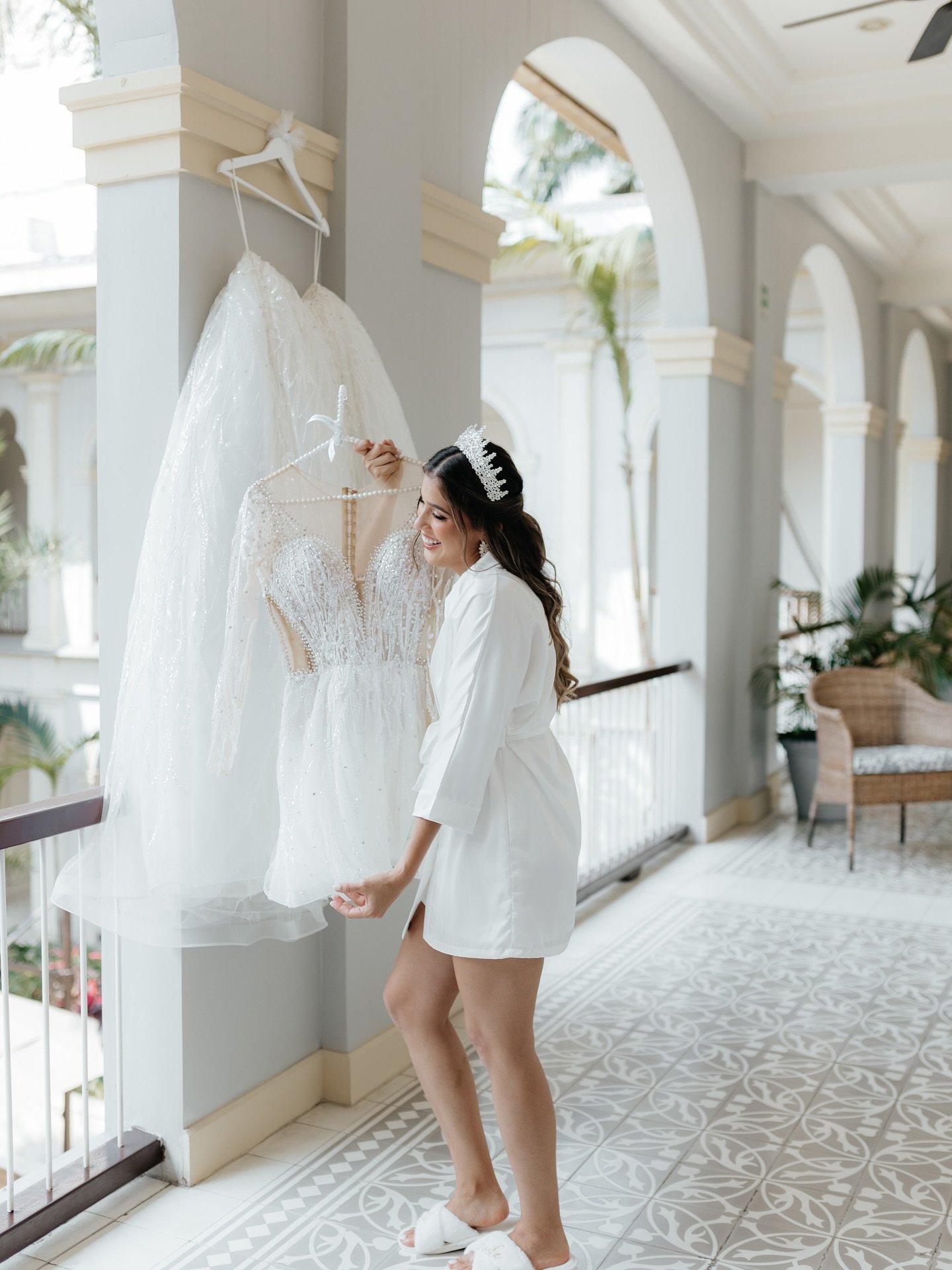 Algunas de las fotos favoritas de la boda de Raisa &amp; Patricio. Qu&eacute; d&iacute;a m&aacute;s maravilloso!😍❤️

WP: @kikaweddingplanner
Photo: @michelleagurto
MUA: @arianatarantomakeup
Vestido: @bartolome.couture
Zapatos: @kqbomb
Aretes: @kateg